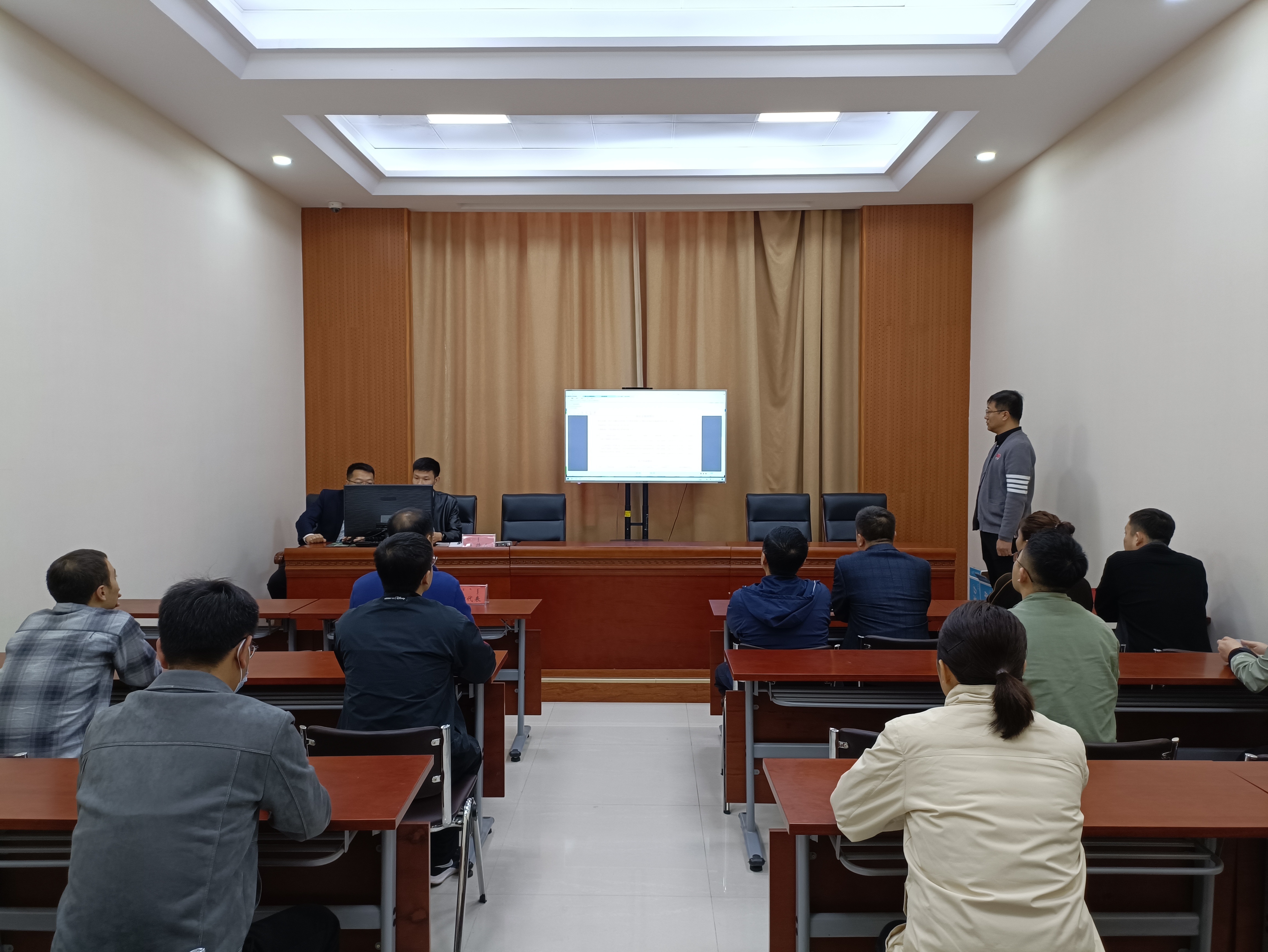 科左中旗首个采取“评定分离”方式开标项目现场，科左中旗融媒体中心 杨中凯 摄.jpg