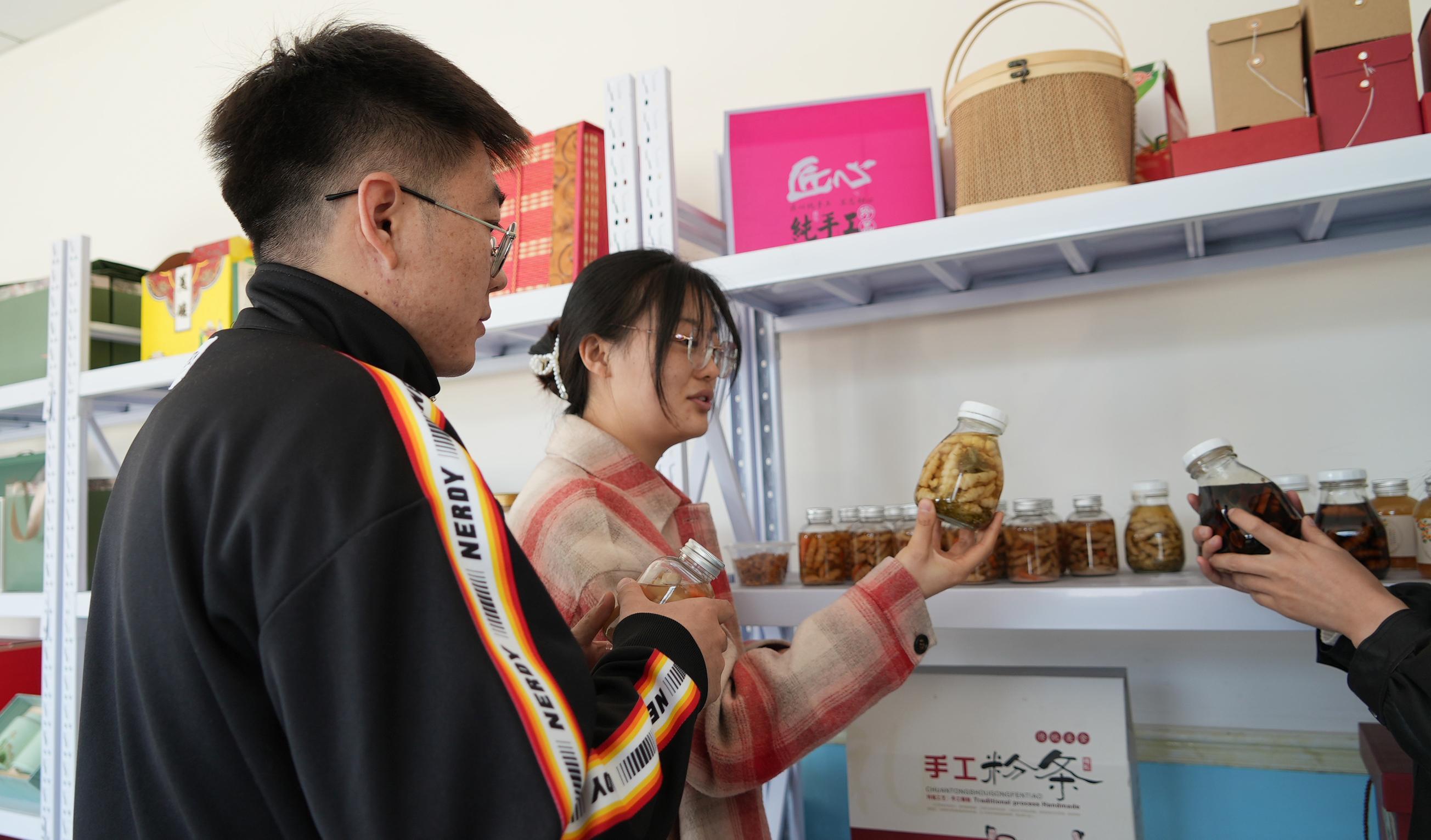 土右旗甘露子科技小院以甘露子为原料开发的酱菜出了新产品，有了新口味。 (1).jpg