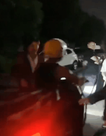 “让一让,我要超时了!”居民楼下,外卖小哥被围住