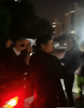 “让一让,我要超时了!”居民楼下,外卖小哥被围住