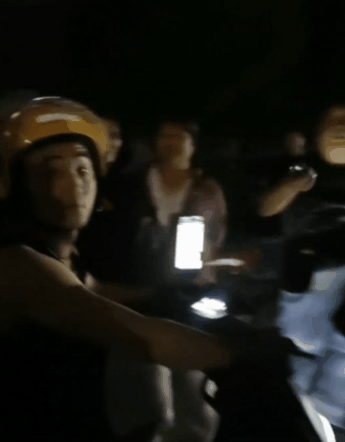 “让一让,我要超时了!”居民楼下,外卖小哥被围住