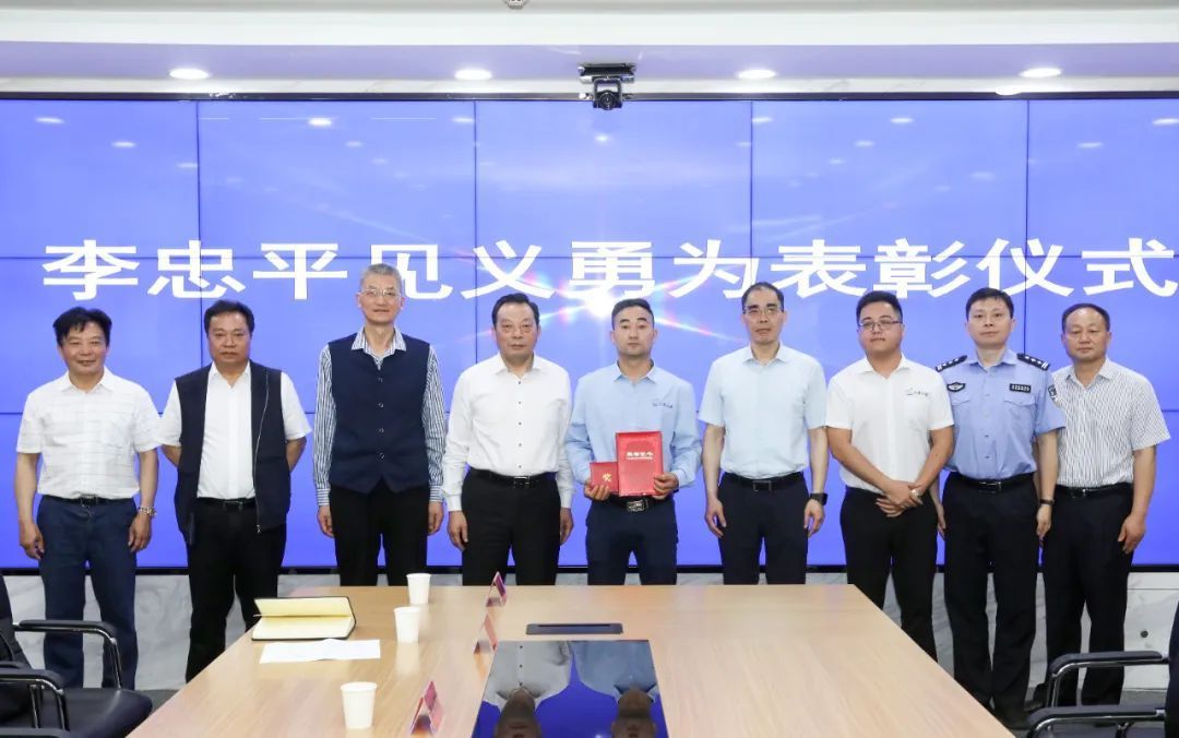 “让一让,我要超时了!”居民楼下,外卖小哥被围住