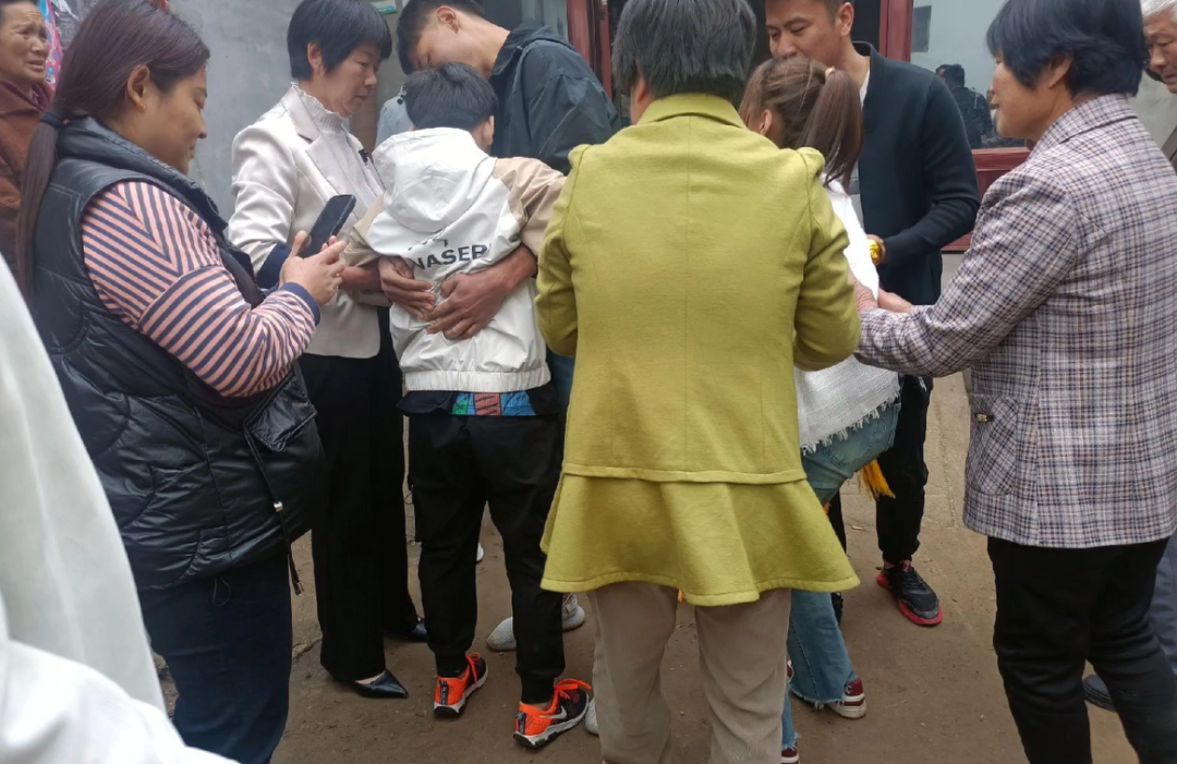 90后小伙跳进黄河救出男孩 家长抬羊登门道谢_人民日报