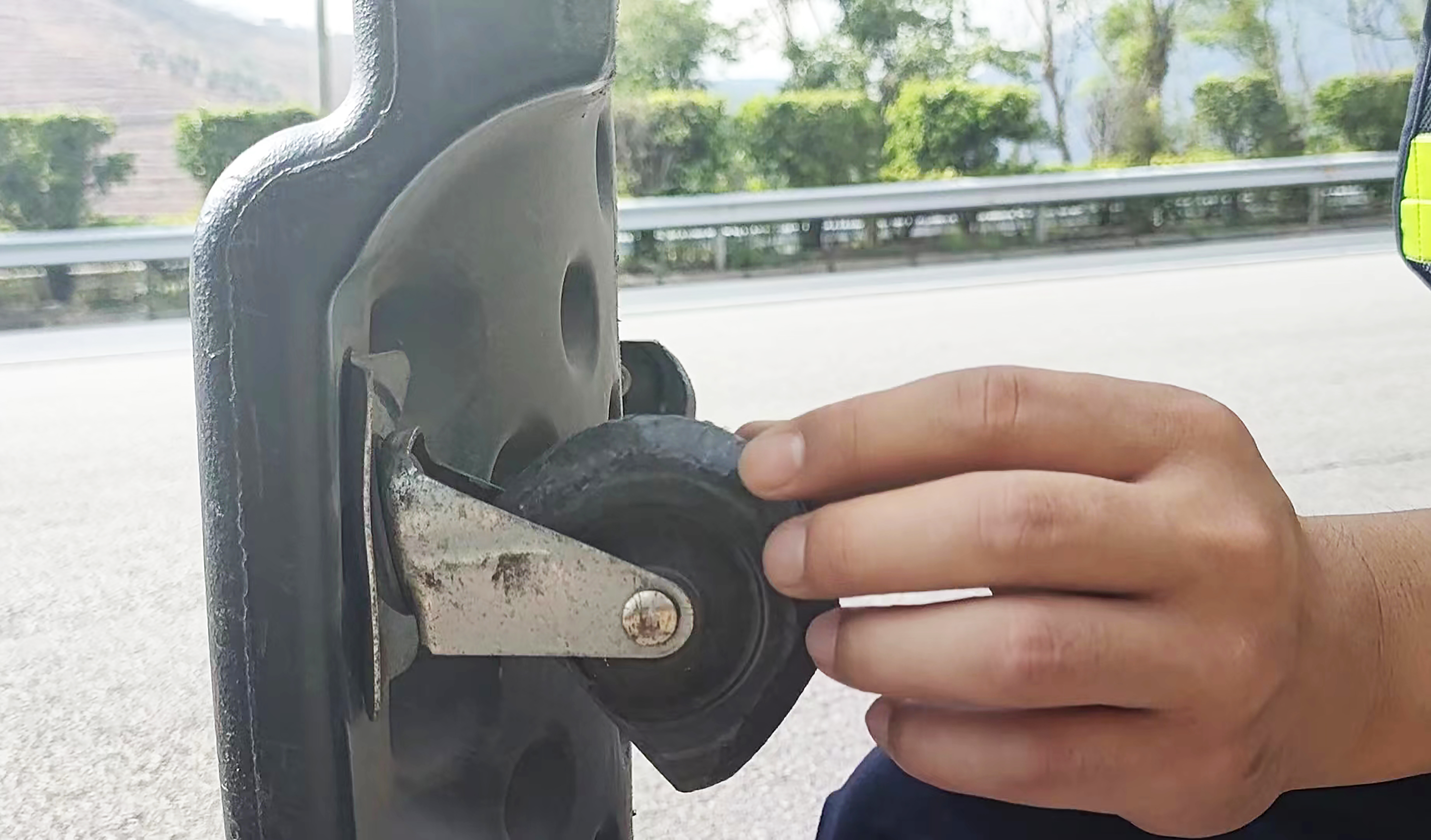 1683599259625378.jpg 施建涛查看滑轮.jpg