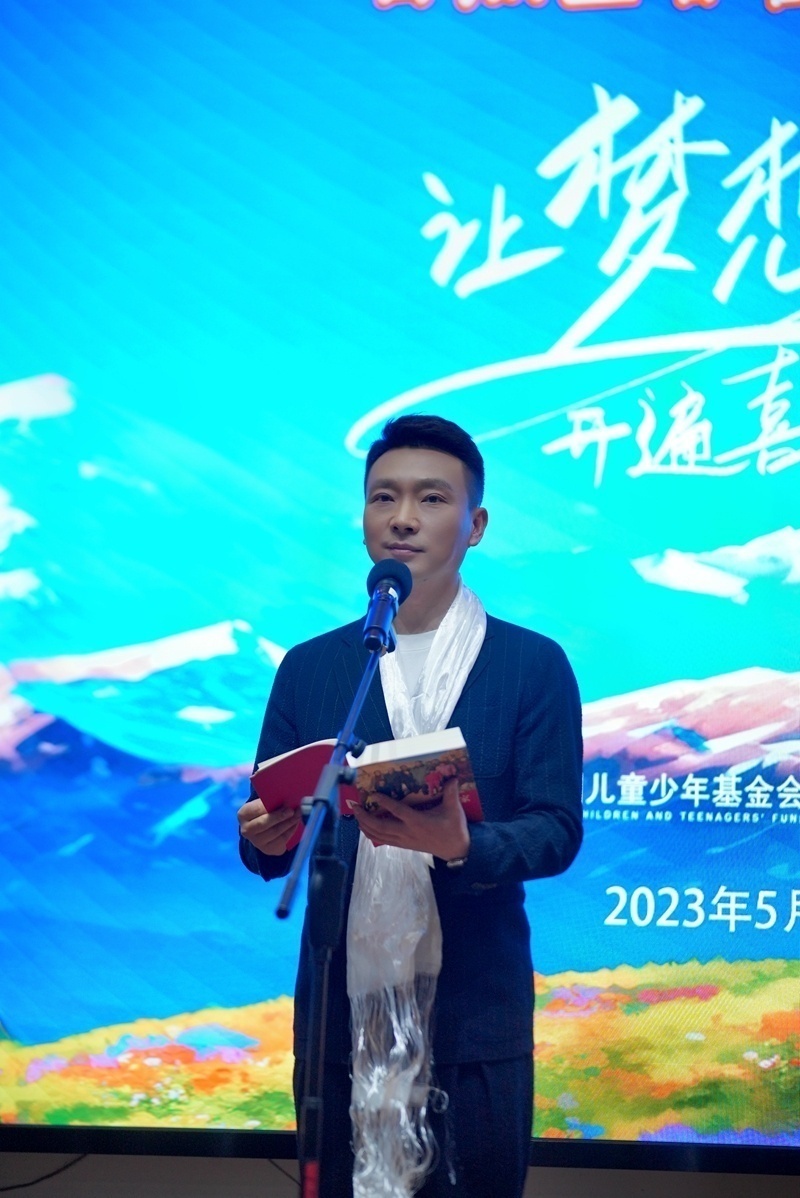 央视新闻中心新闻播音部主任康辉与春蕾女生共读《习近平走进百姓家》.jpg