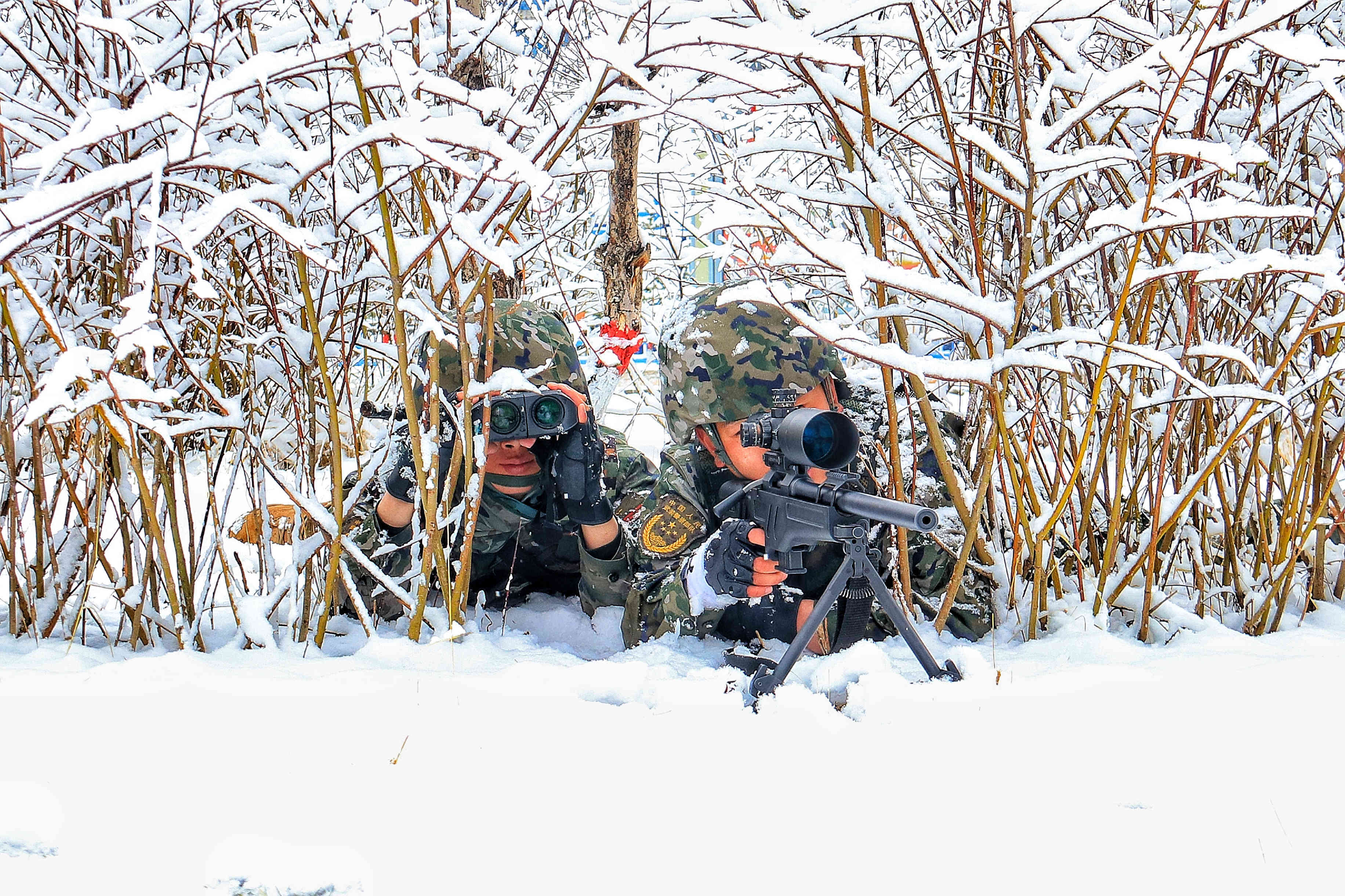 海拔4200米武警官兵爬冰卧雪战严寒