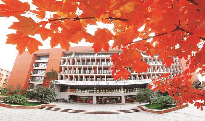 红枫掩映下的文华学院图书馆