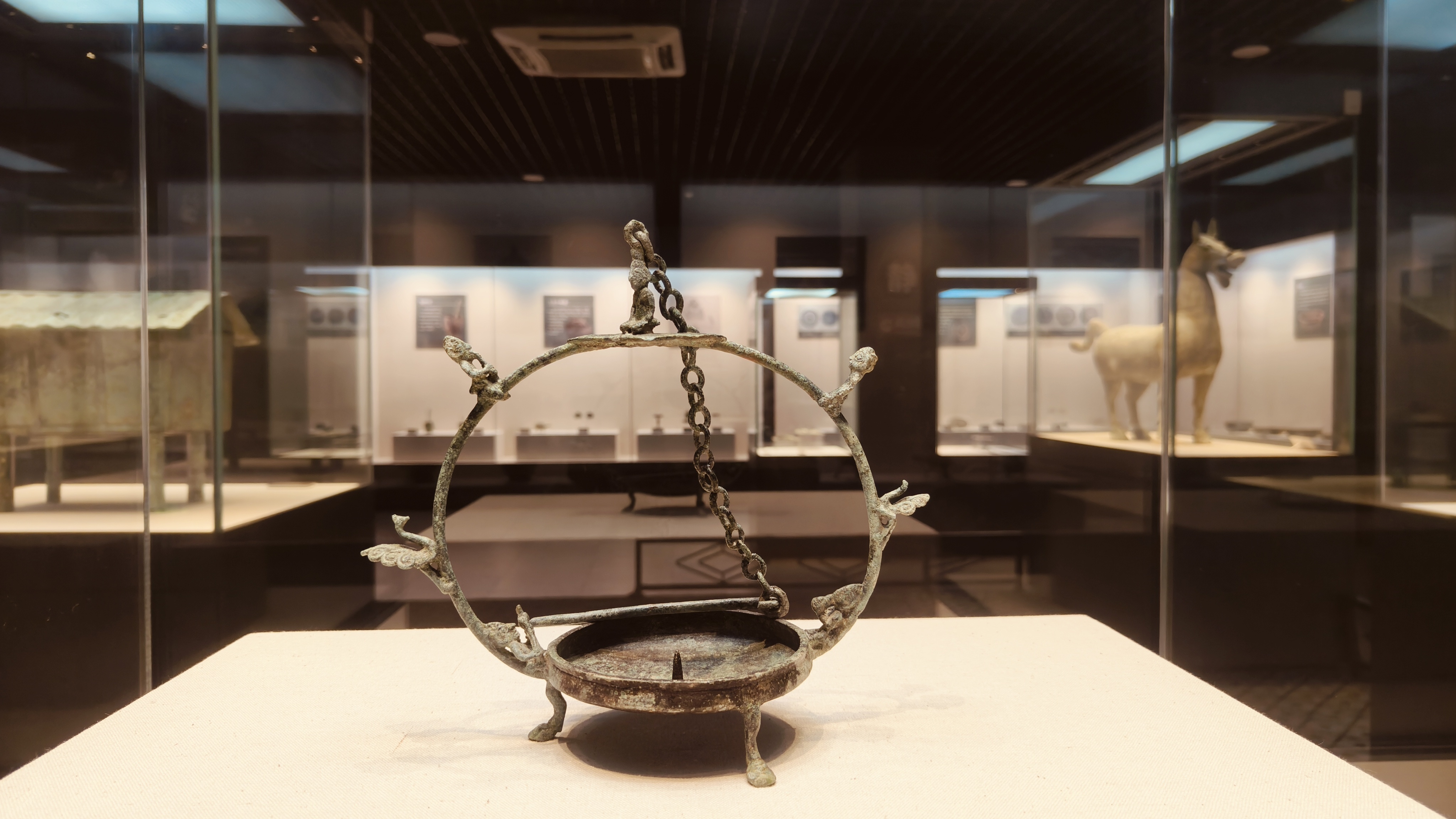 1684541292913286.jpg 活链提梁铜灯。翟坚求摄.jpg