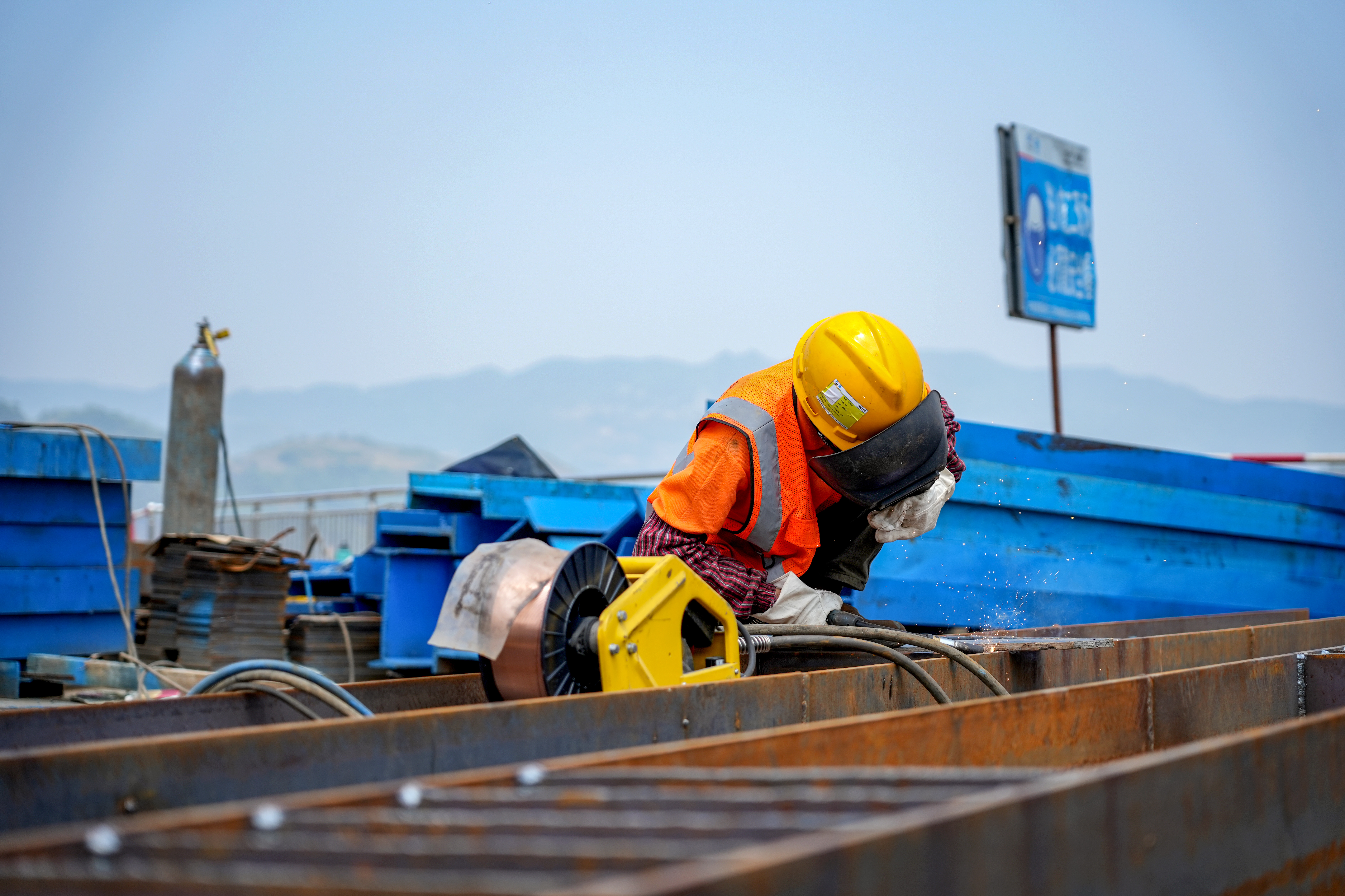 2023年5月25日，建设中的纳雍县境内的纳赫高速闵家沟特大桥 谢健锋 摄2.jpg