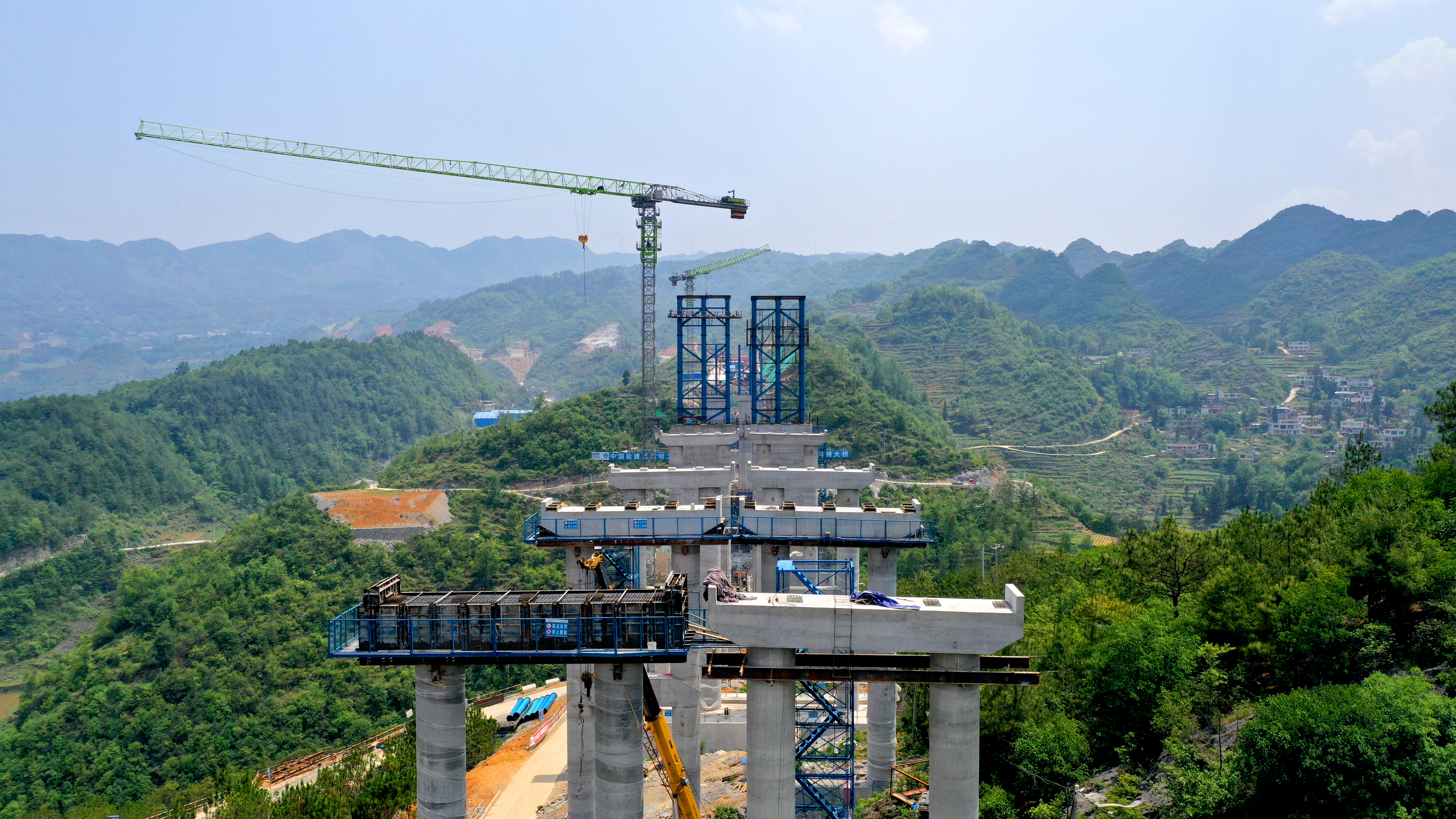 2023年5月25日，建设中的纳雍县境内的纳赫高速闵家沟特大桥 谢健锋 摄1.jpg
