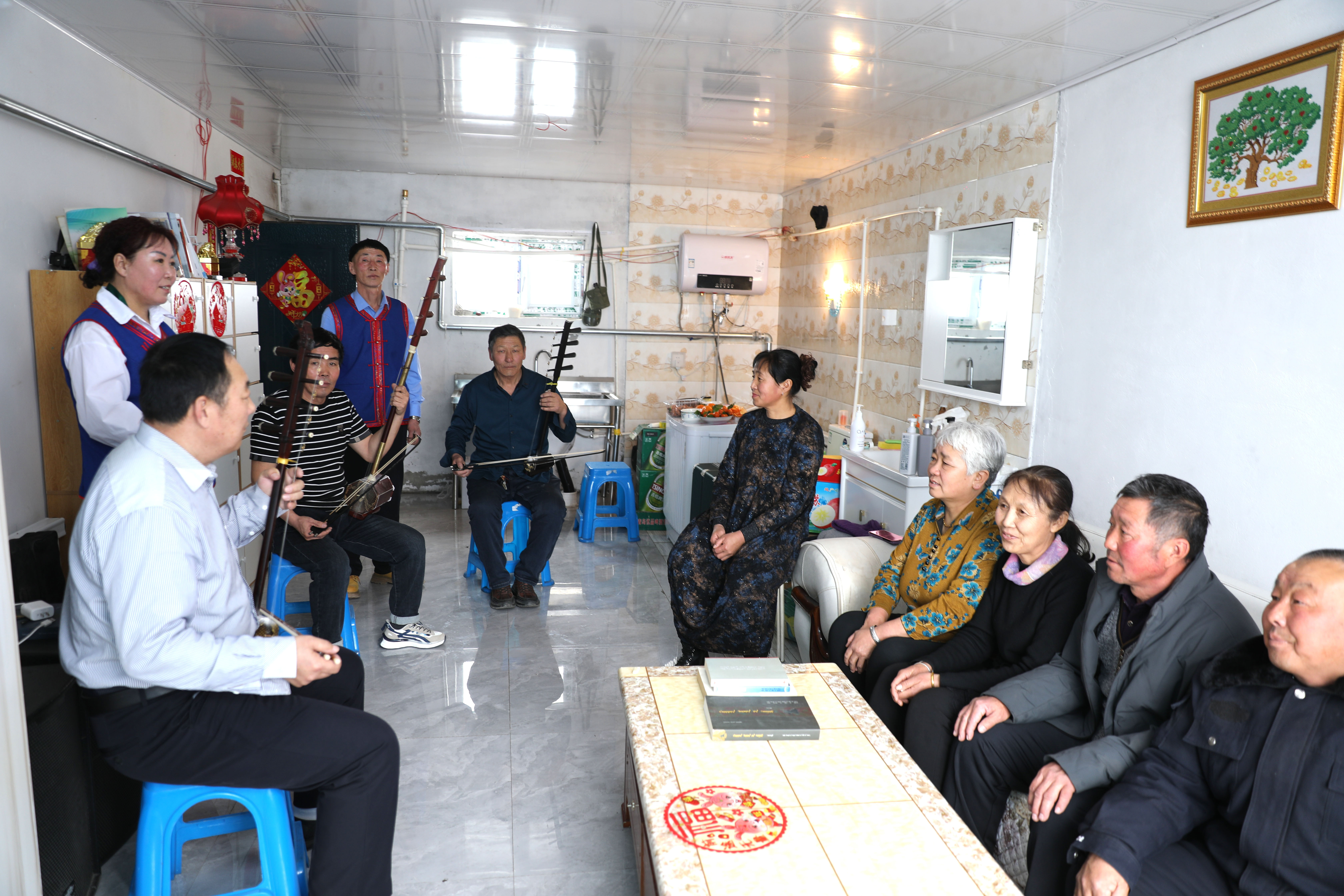 “文化示范户”根兄在家中”以歌会友“。（摄影：张敏）.jpg