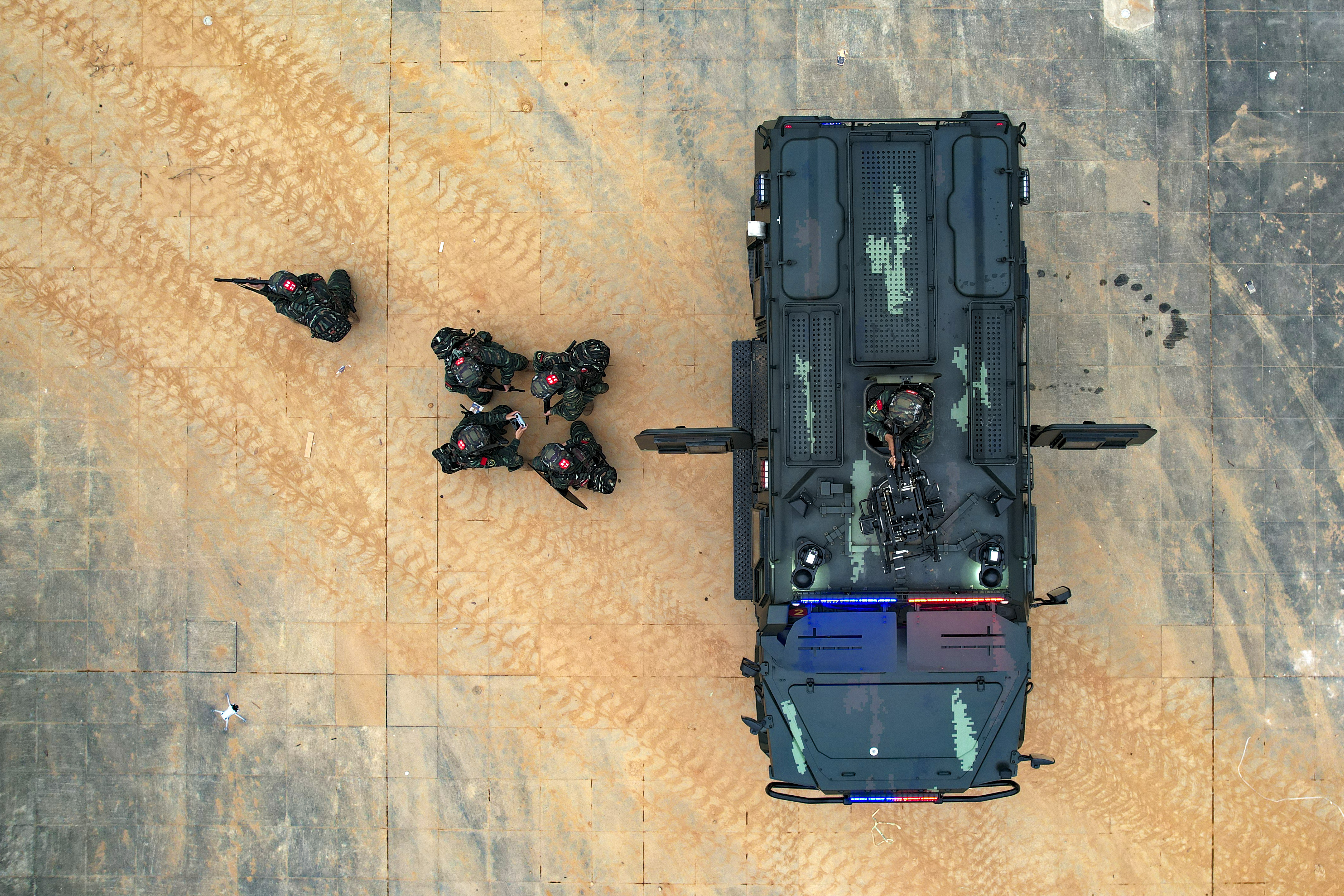 1686575541456443.jpg 特战队员抵达任务区域进行观察 张陈宇摄.JPG