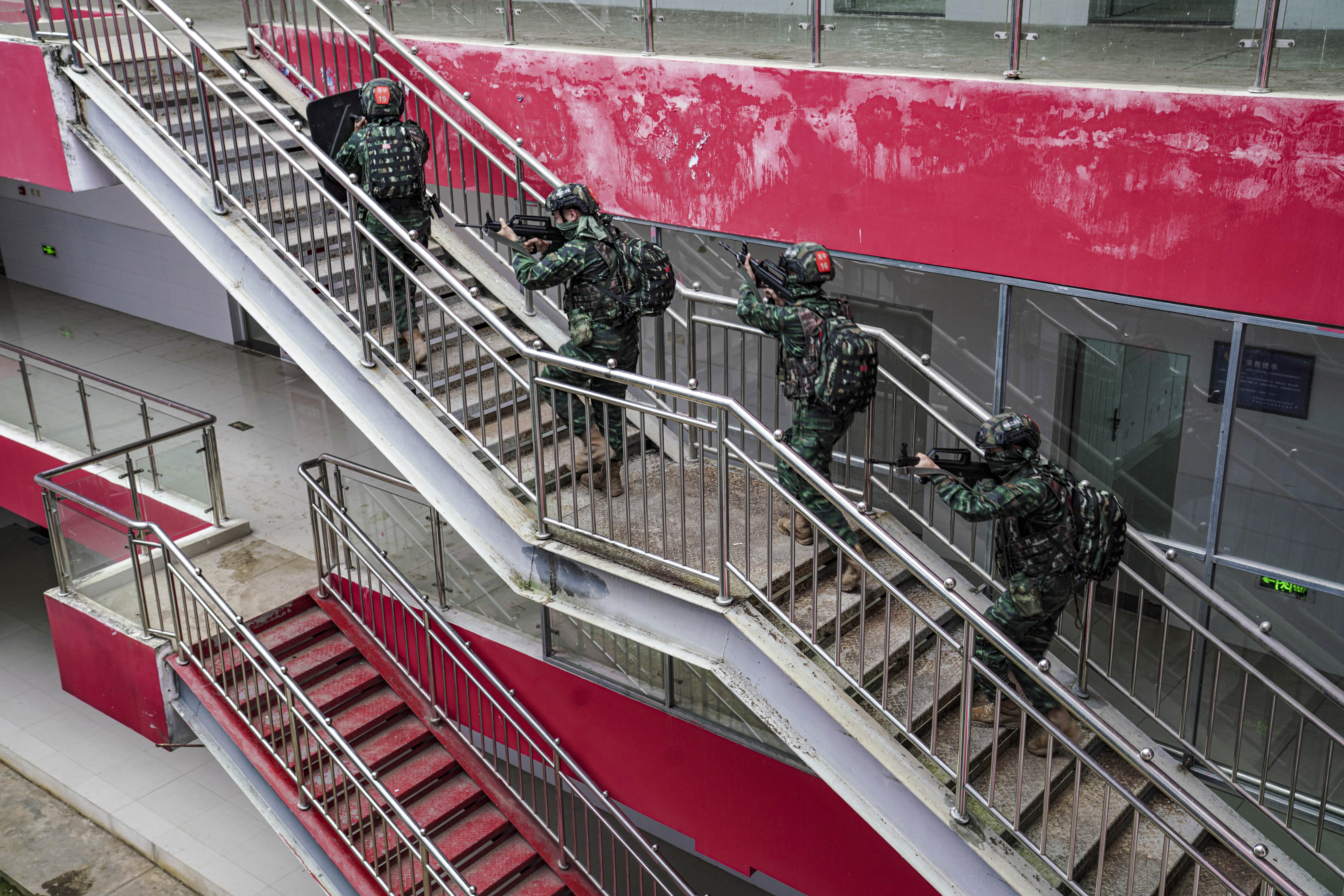 1686575578856725.jpg 特战队员进入楼内进行搜索 张煜梁摄.JPG