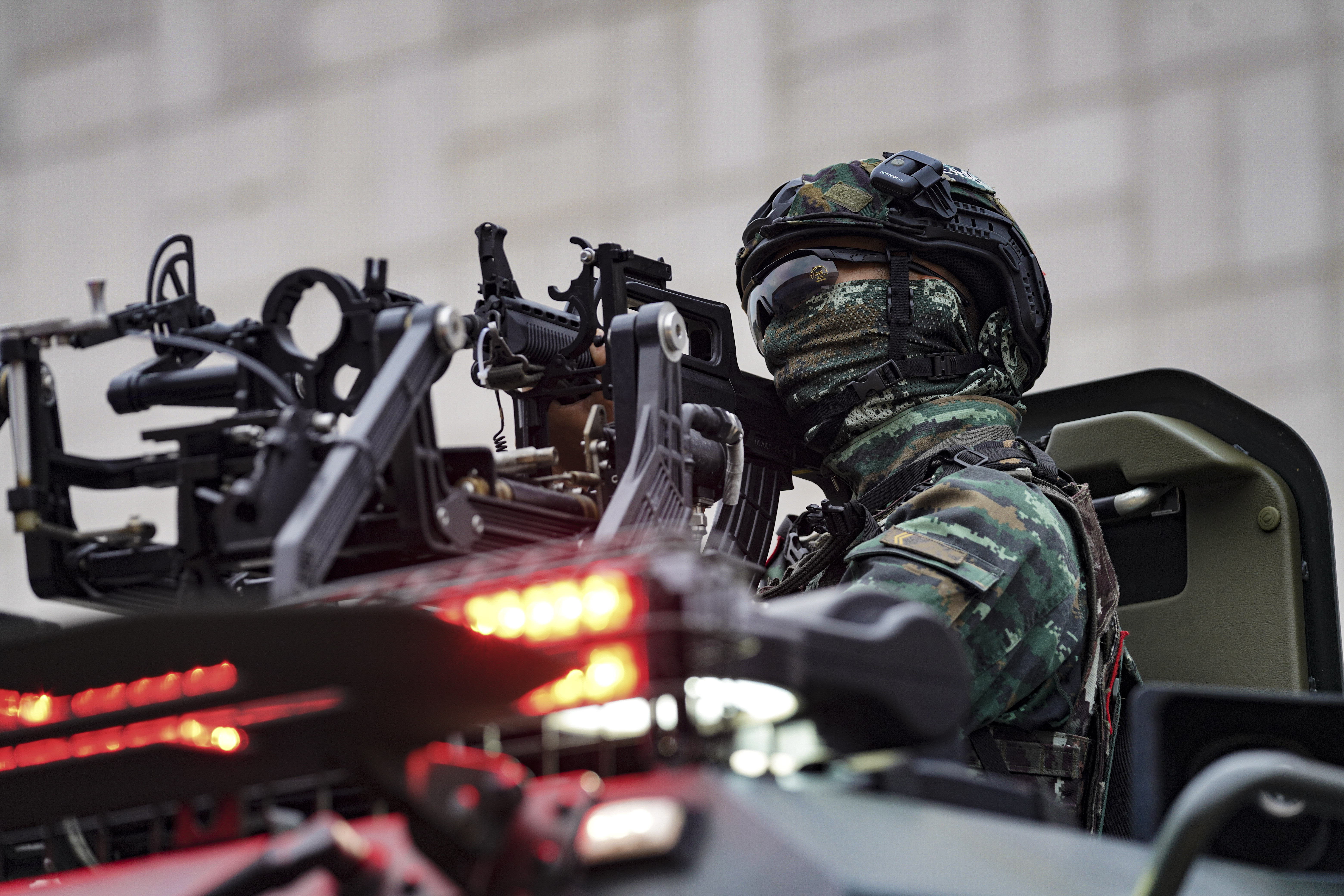 1686575617234218.jpg 图为突击车上的特战队员 张煜梁摄.JPG