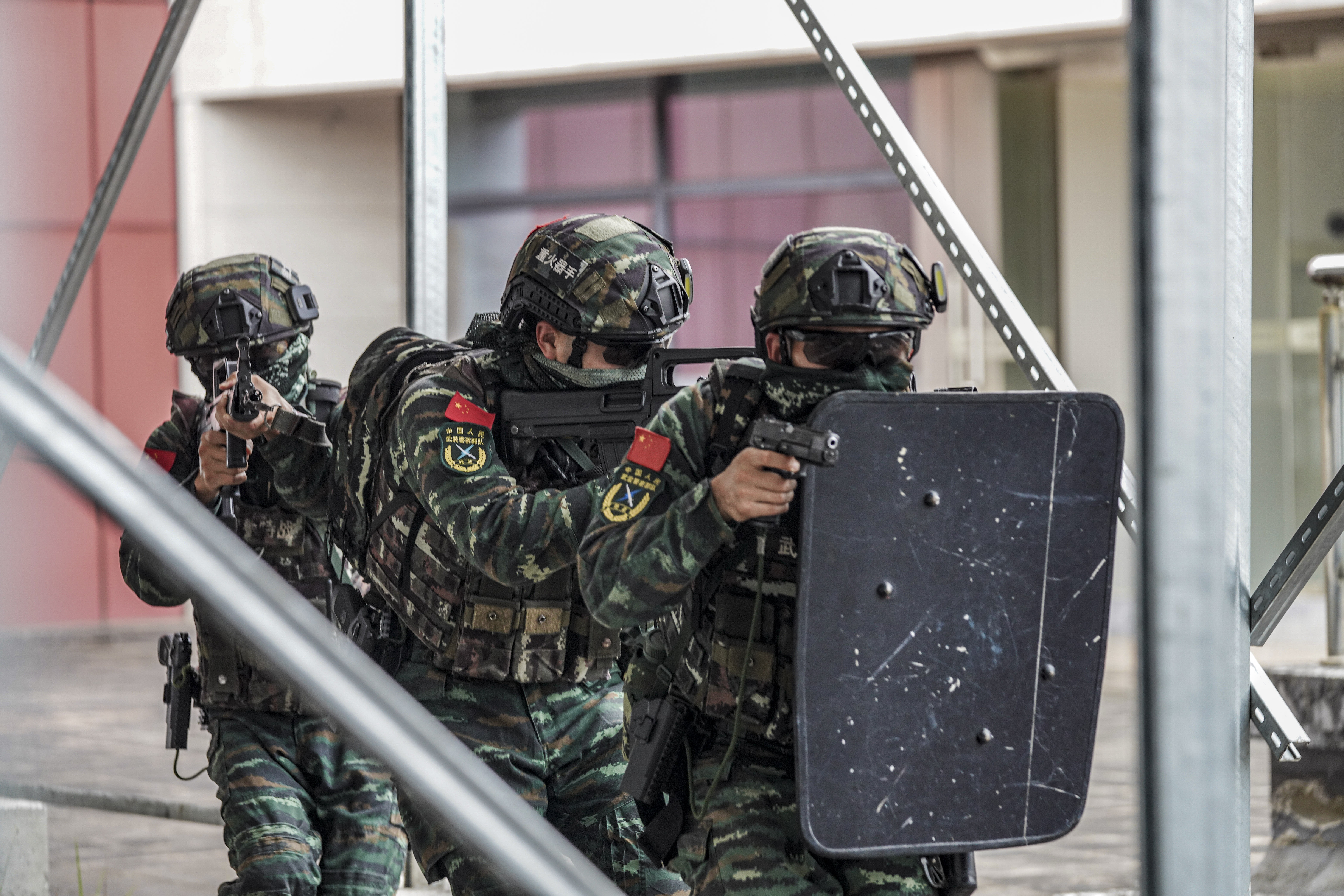 1686575588457313.jpg 任务分队接近目标区域 张陈宇摄.JPG