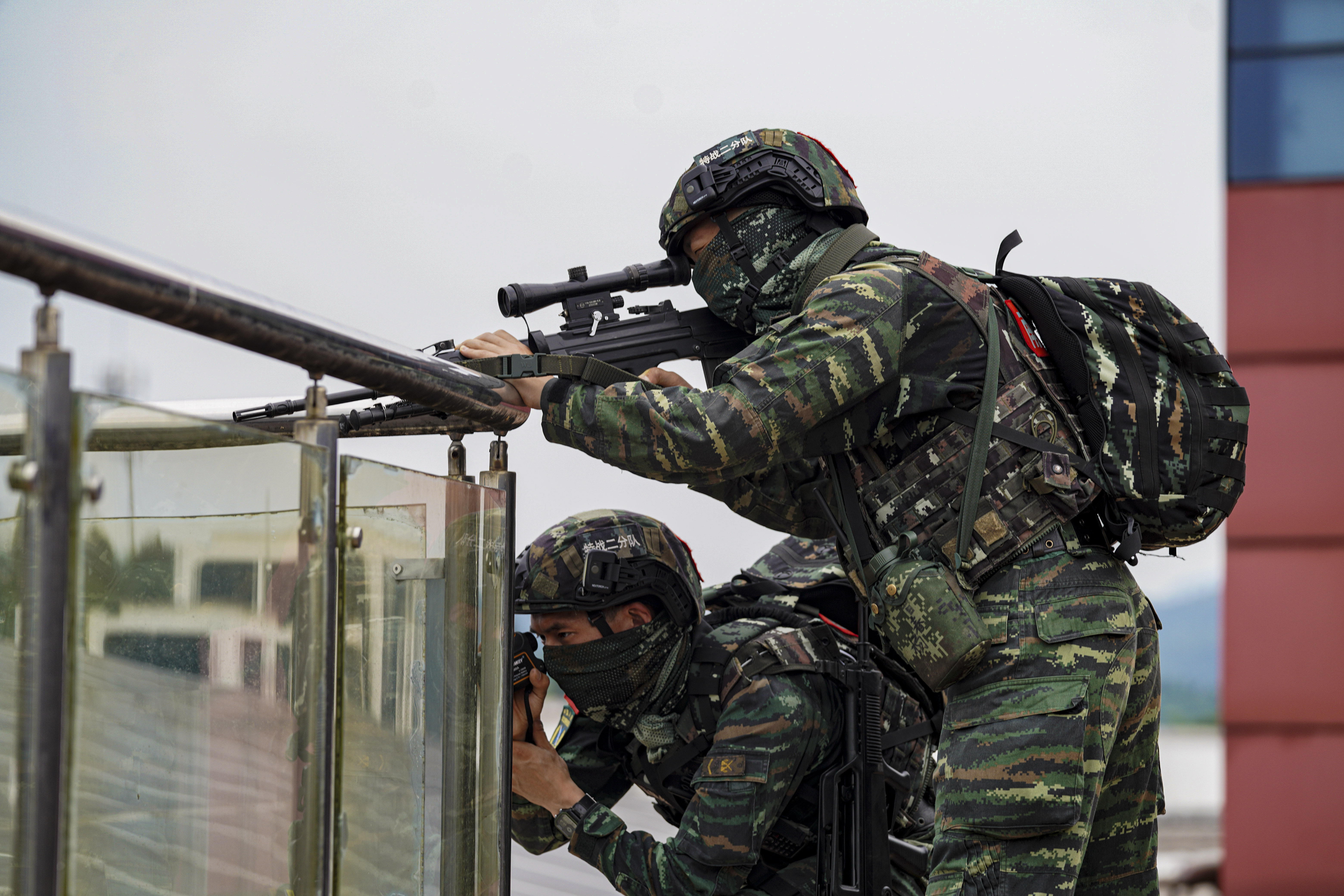 1686575608182130.jpg 狙击手占领制高点 张煜梁摄.JPG