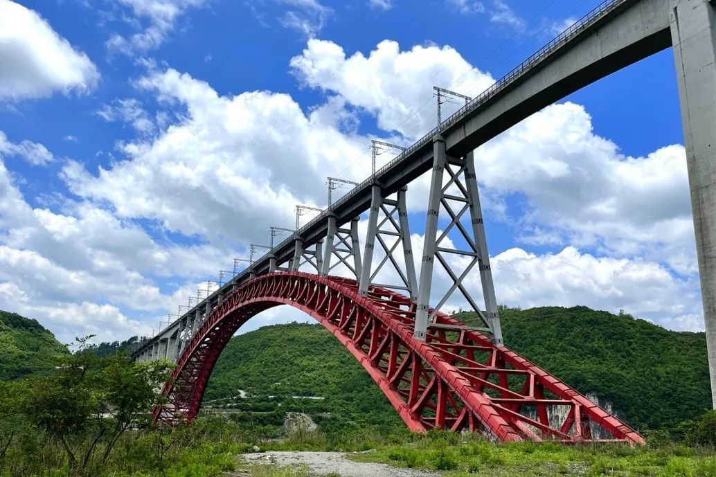 為上承式勁性骨架鋼筋混凝土拱橋,大橋以一跨形式跨北盤江而過