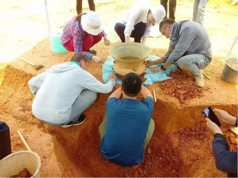 考古队对出土文物进行保护（考古队供图）.png