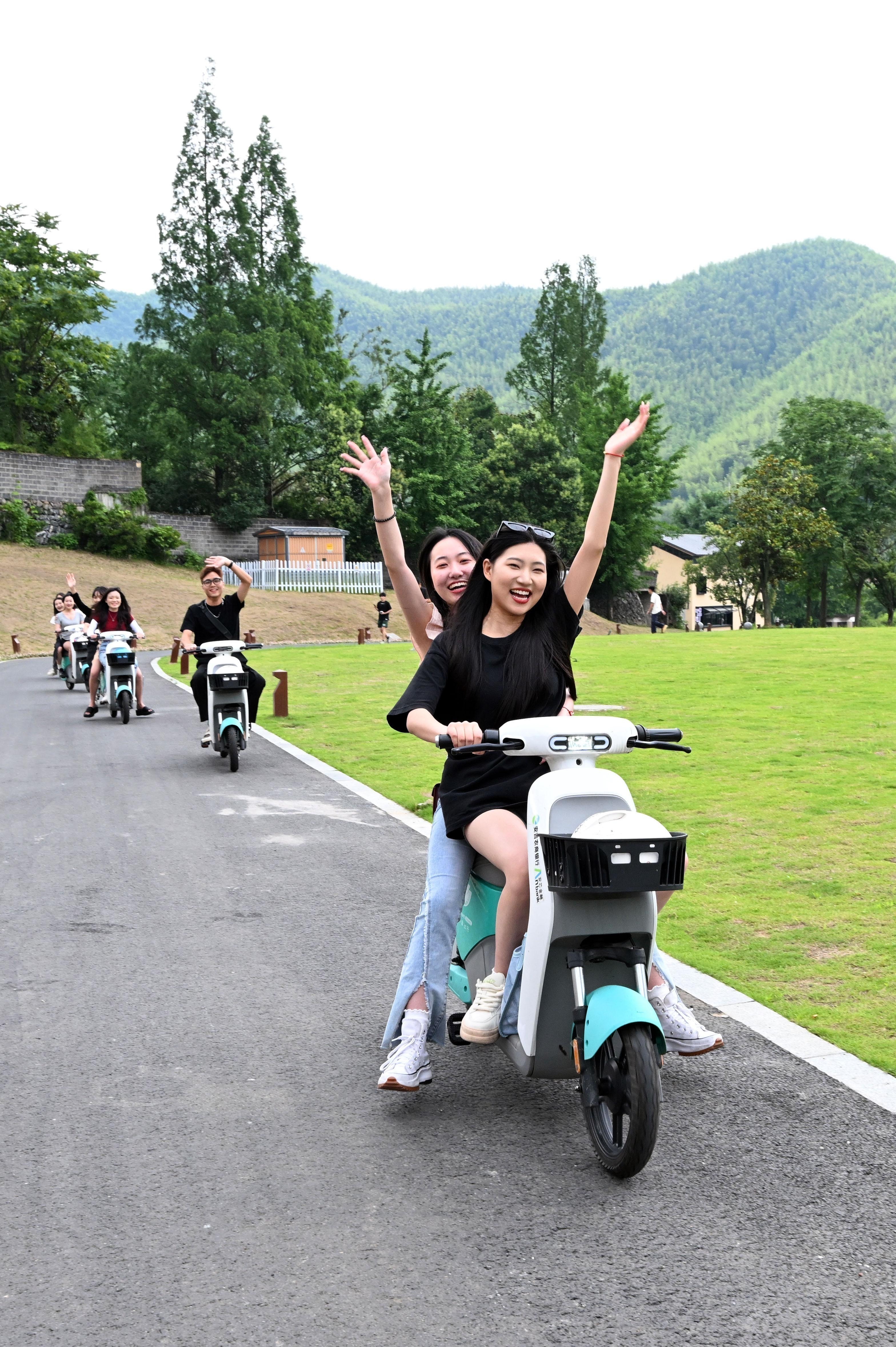 2、青年学生在湖州市安吉县余村游玩.jpg