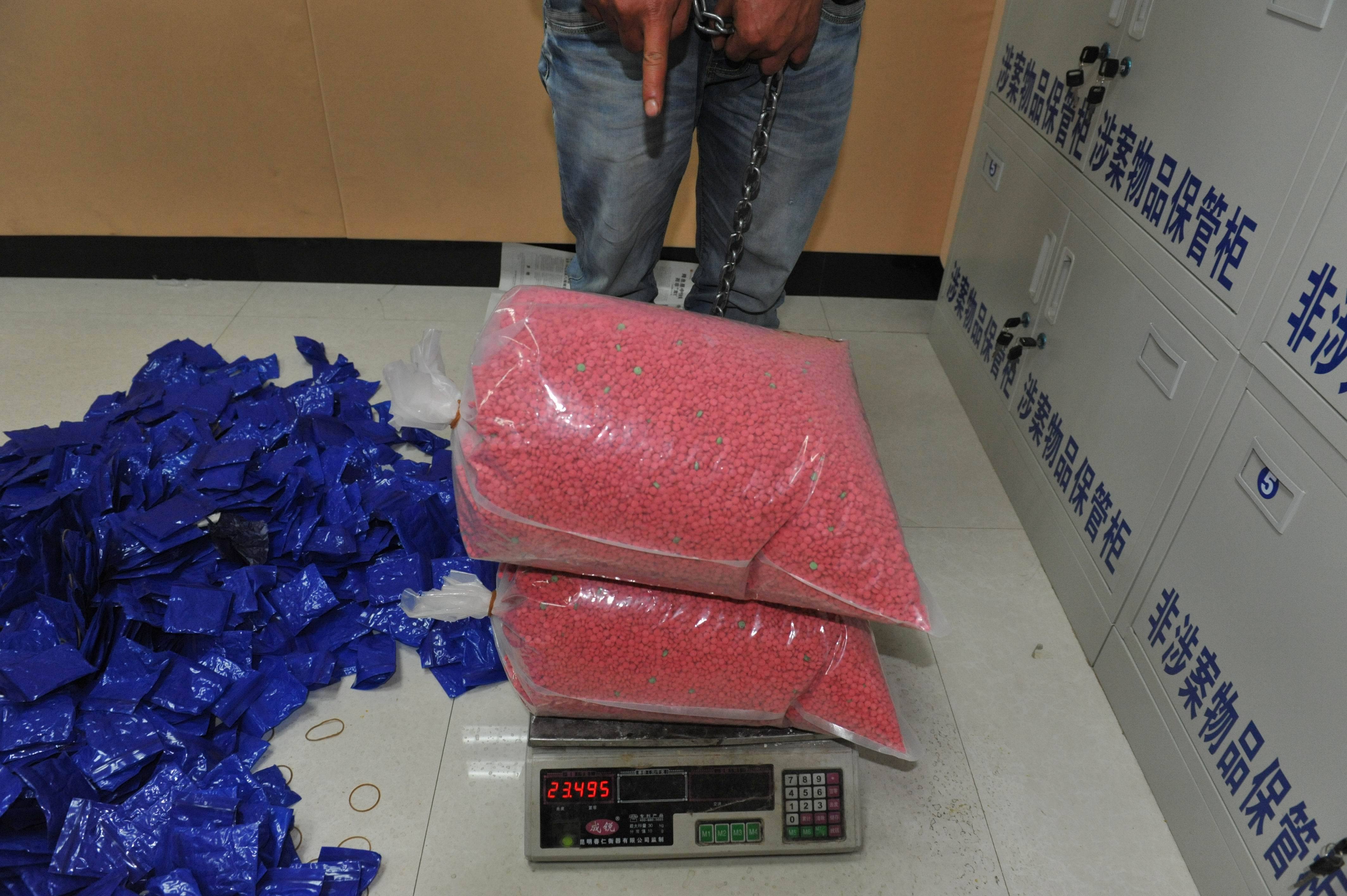 禁毒支队流动查缉大队查获“20160409”特大运输毒品案（称量）.jpg