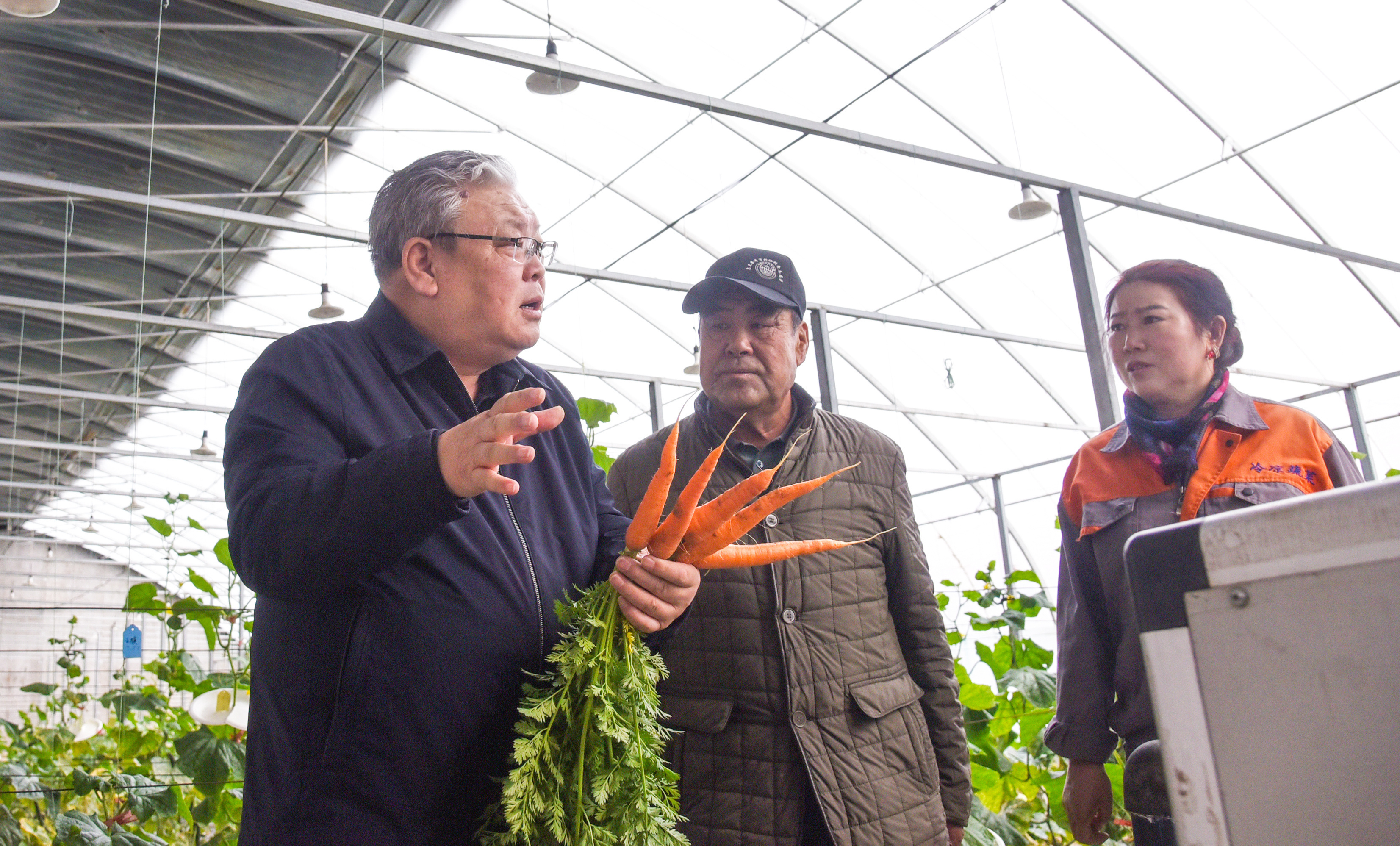 图为关慧明（图左）在温室大棚进行技术指导。本报记者 张枨摄 (2).JPG