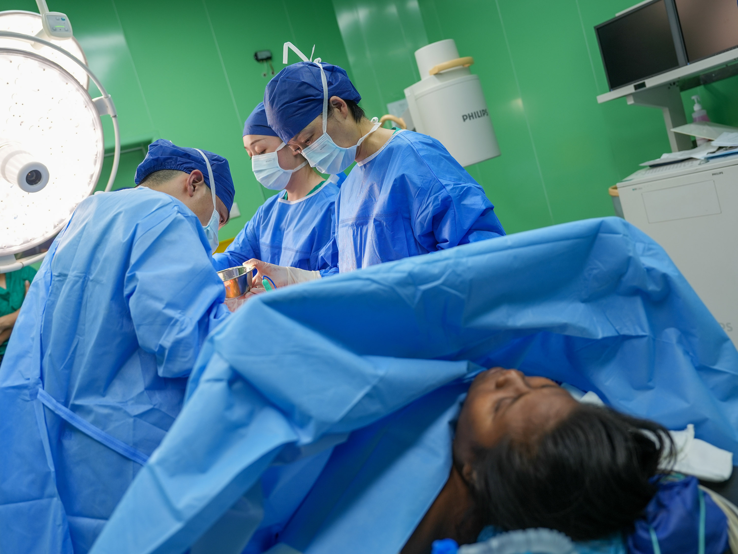 2023年7月16日，第9位“和平宝宝”在基里巴斯诞生。图为医护人员正在进行手术 (1)。刘伟摄.jpg?x-oss-process=style/w10