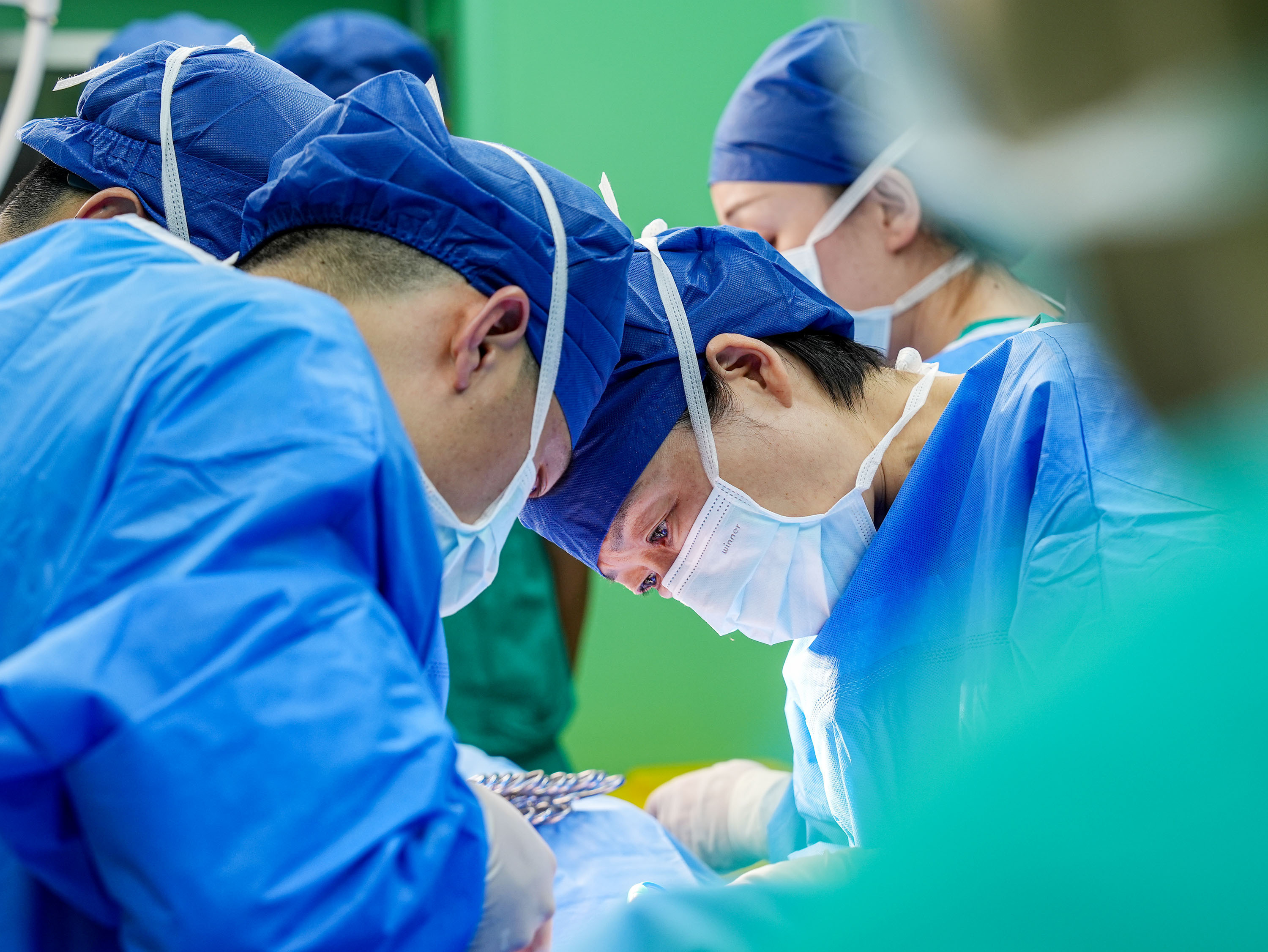 2023年7月16日，第9位“和平宝宝”在基里巴斯诞生。图为医护人员正在进行手术 (3)。刘伟摄.jpg?x-oss-process=style/w10