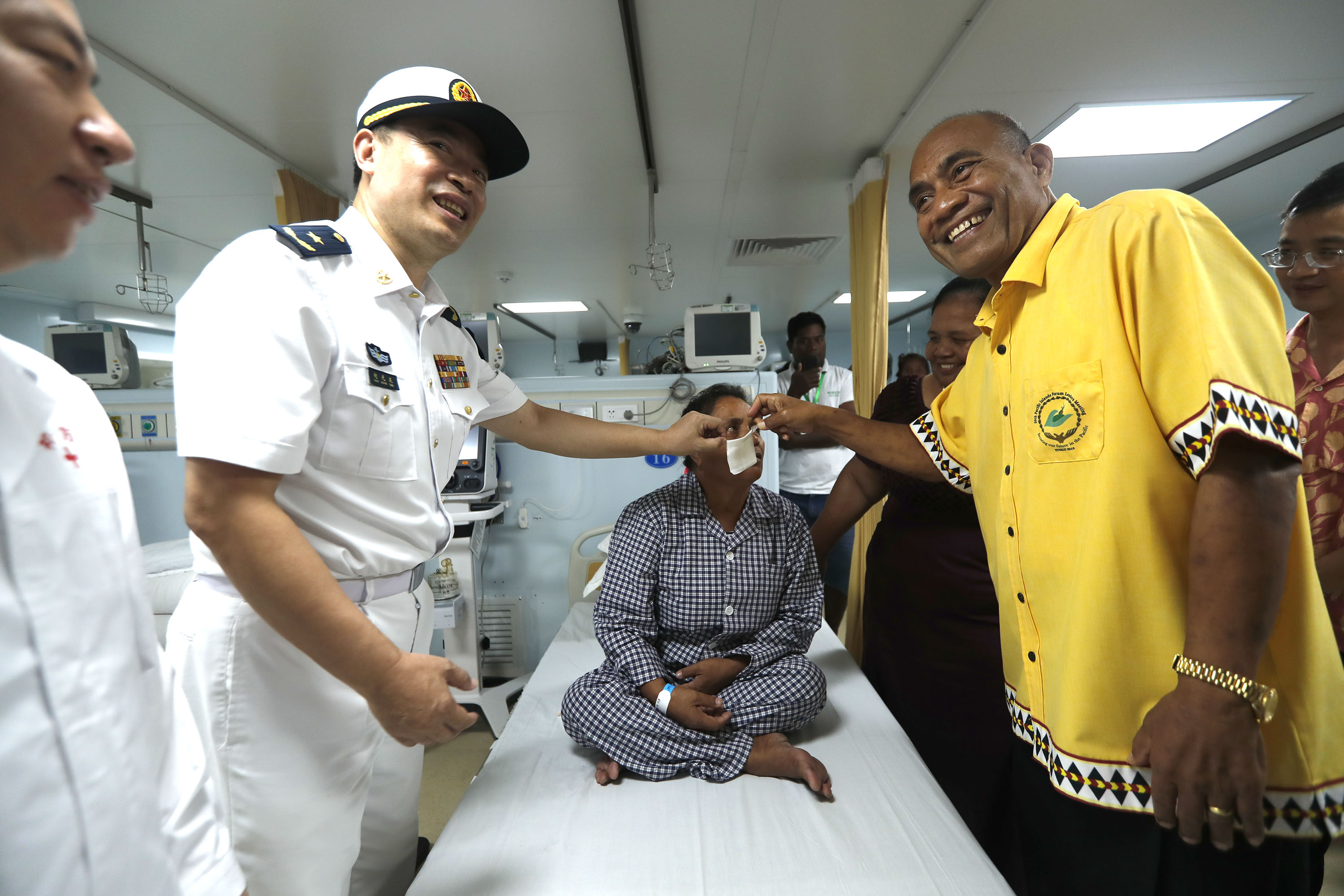 马茂总统与任务指挥员共同为白内障康复患者揭开纱布重见光明  黎宇摄.JPG