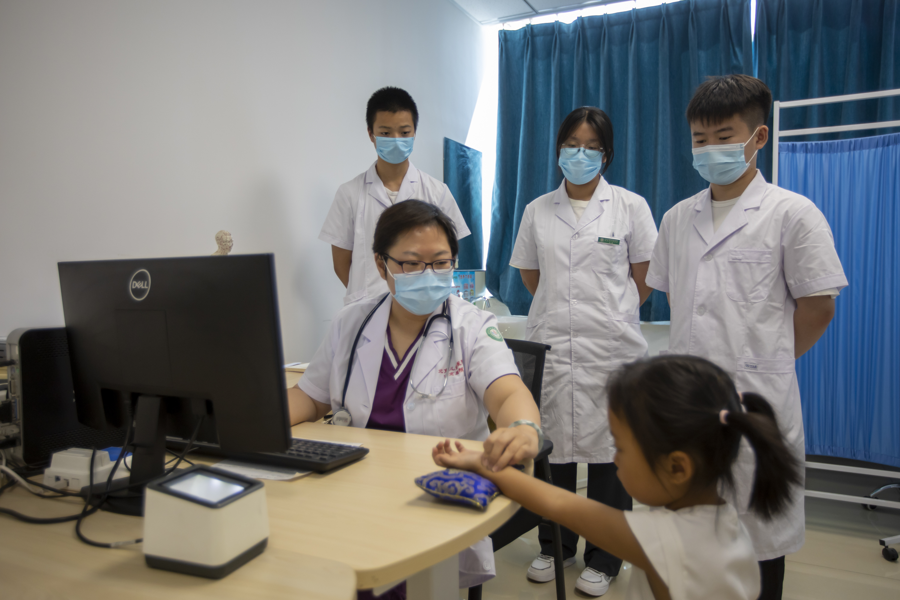 北京儿童医院中医科专家张克青在北京儿童医院保定医院出诊、带教。罗大庆 摄.JPG