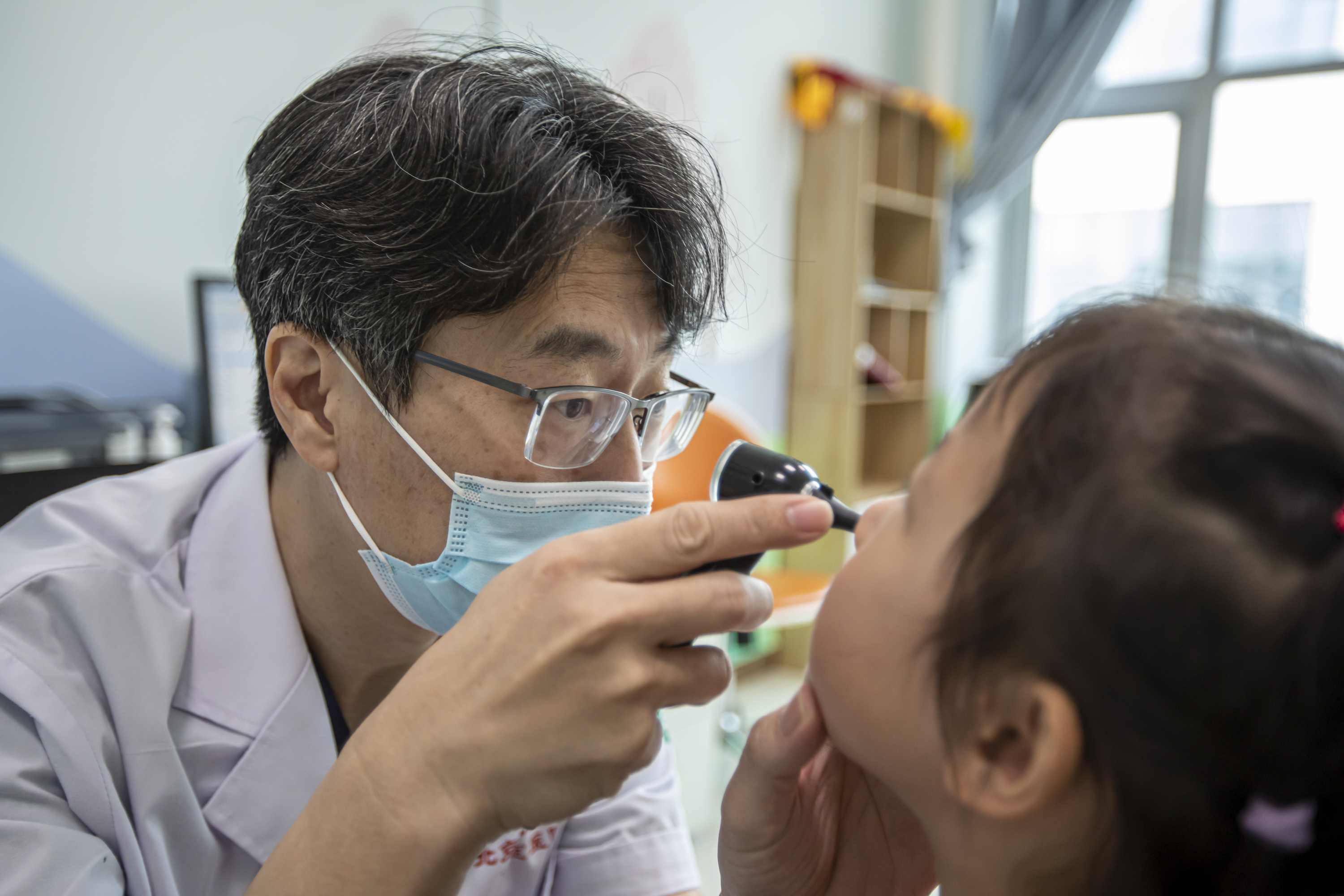担任科室“双主任”的北京儿童医院耳鼻喉科专家郝津生在北京儿童医院保定医院出诊。罗大庆 摄.JPG