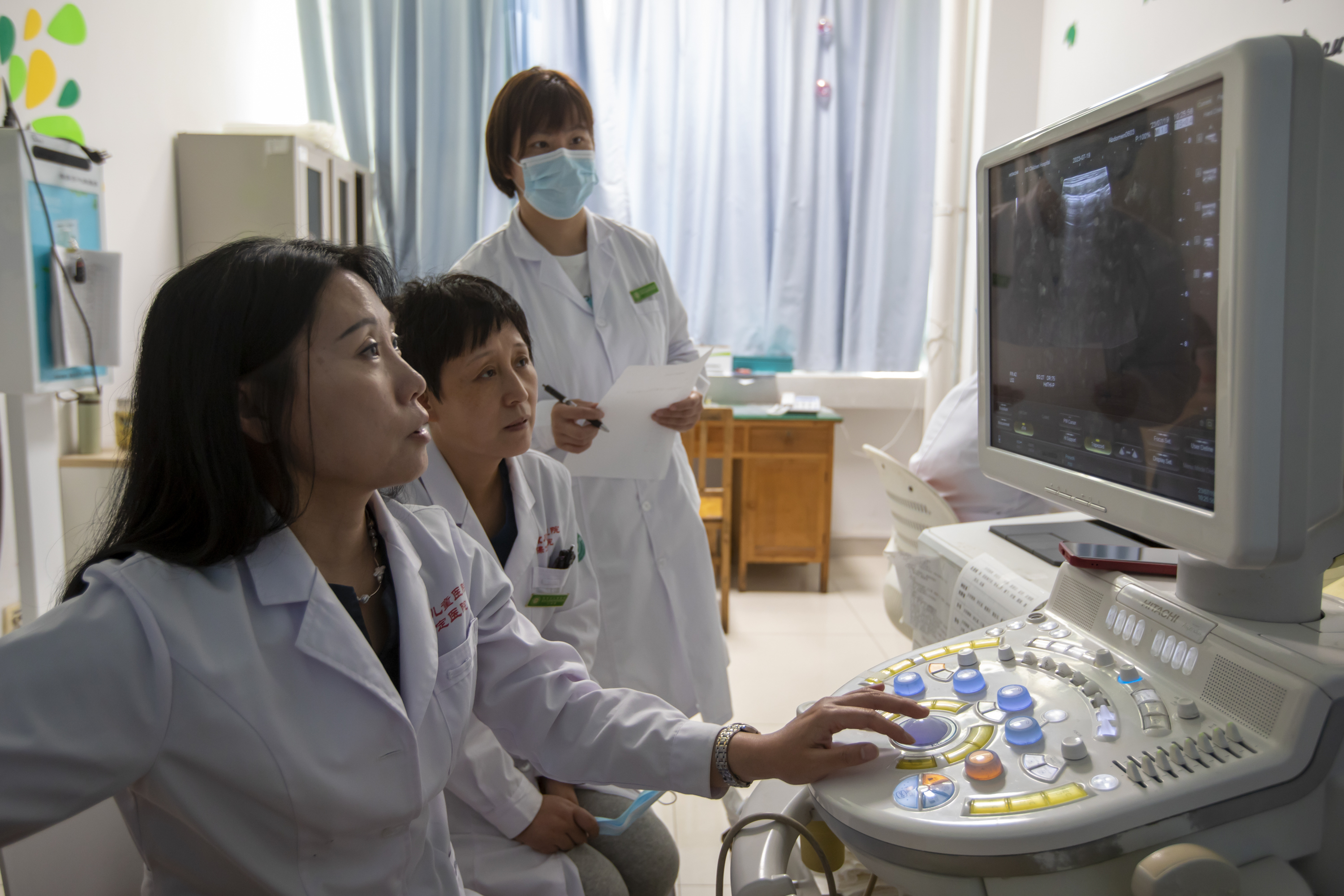 北京儿童医院功能科王晓曼主任与北京儿童医院保定医院医务人员一同探讨病例。罗大庆 摄.JPG