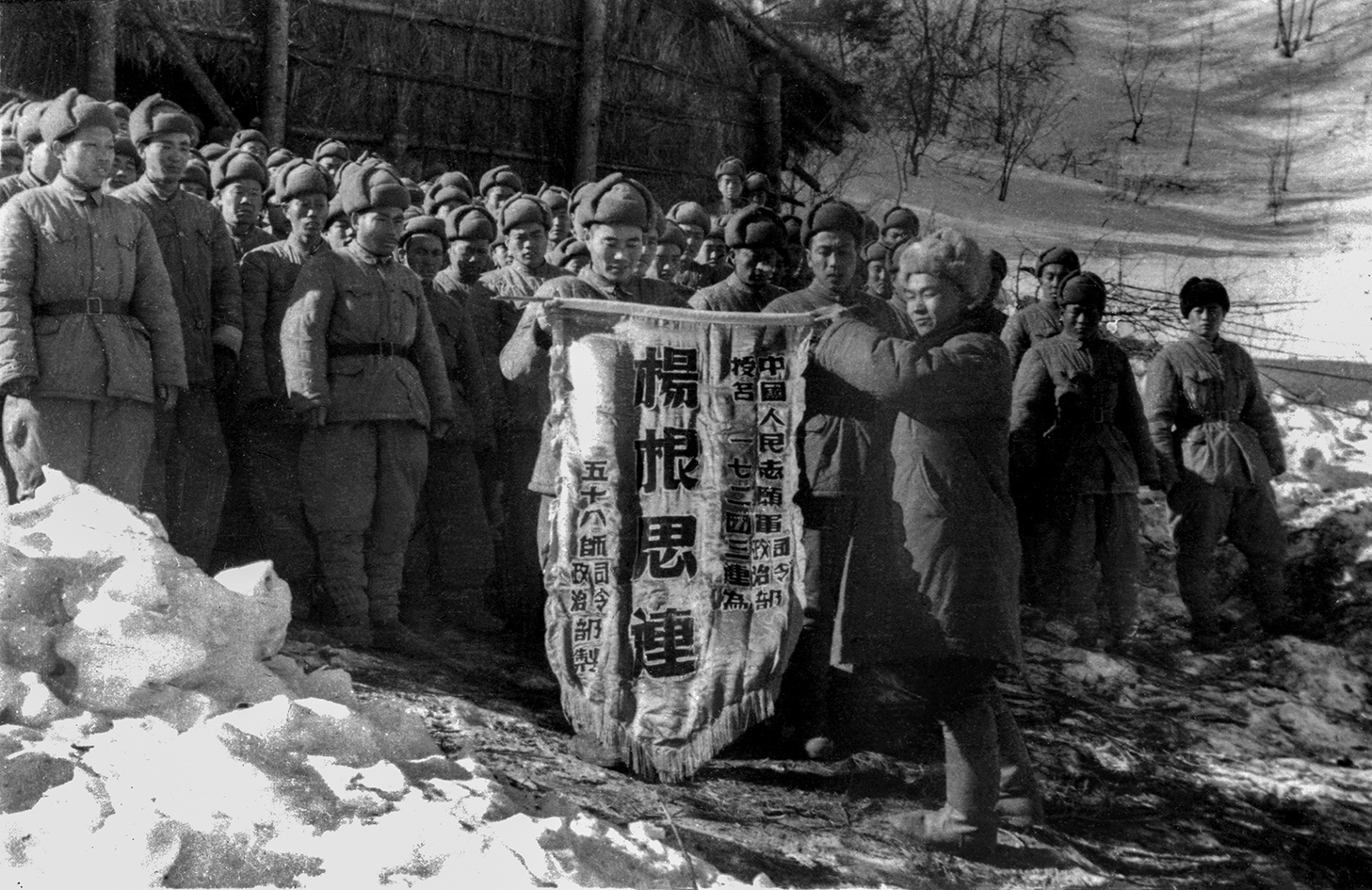 1951年，中国人民志愿军第20军58师为172团3连授“杨根思连”锦旗。杨根思是新中国第一位特等功臣和特级战斗英雄，生前系该连连长。小高岭战斗中，他率部接连击退美军8次进攻，最后只剩.jpg