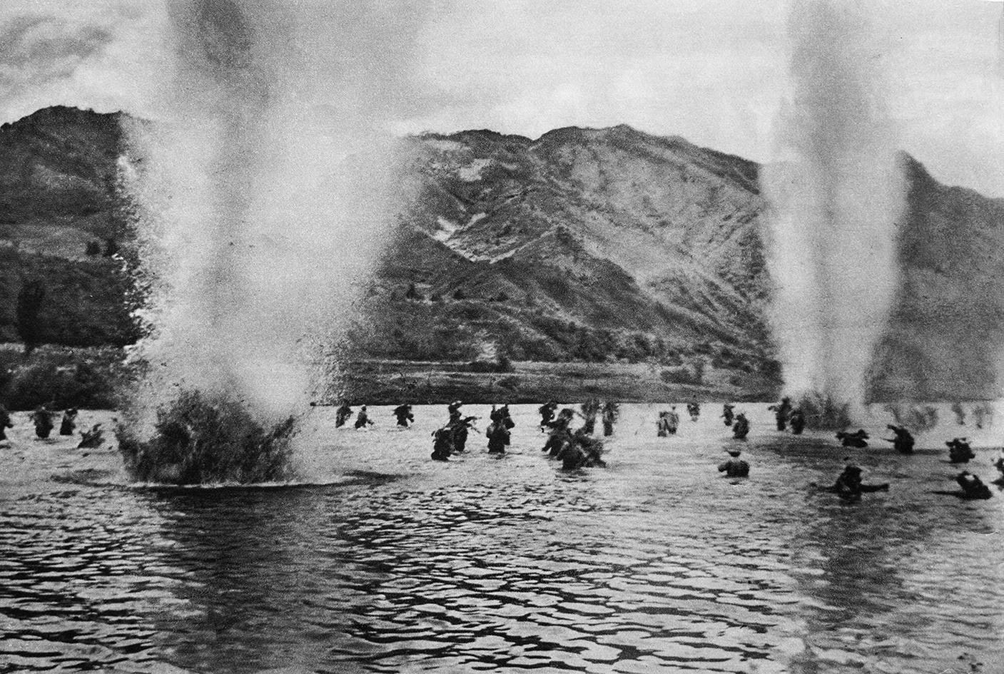 1951年5月16日下午5时30多分，中国人民志愿军20军60师187团2营5连的战士们冒着敌人的炮火和疯狂的阻击，冲向昭阳江对岸。 张崇岫 摄.jpg