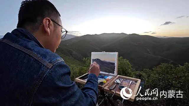 画家在山顶作画观日出。人民网记者 张雪冬摄