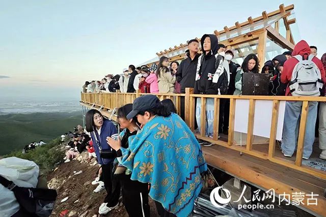 山顶观景台上等待日出的人们。人民网记者 张雪冬摄