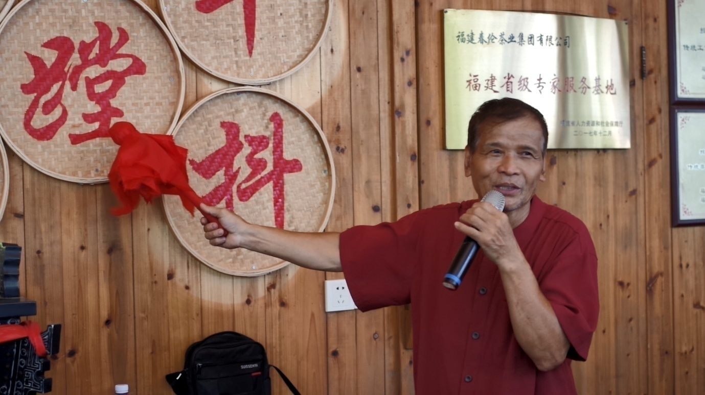 1690613939309010.png 张子健向游客讲解茉莉花茶窨制工艺。.png