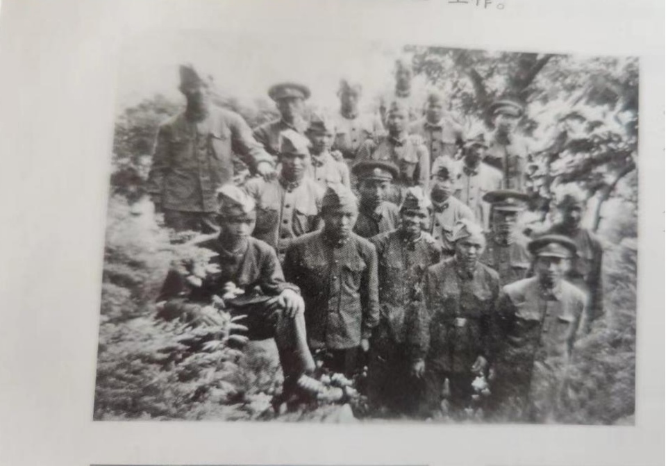 1958年董世荣（前排右2）到昆明军区卫训大队学习与参学战友合影.png?x-oss-process=style/w10