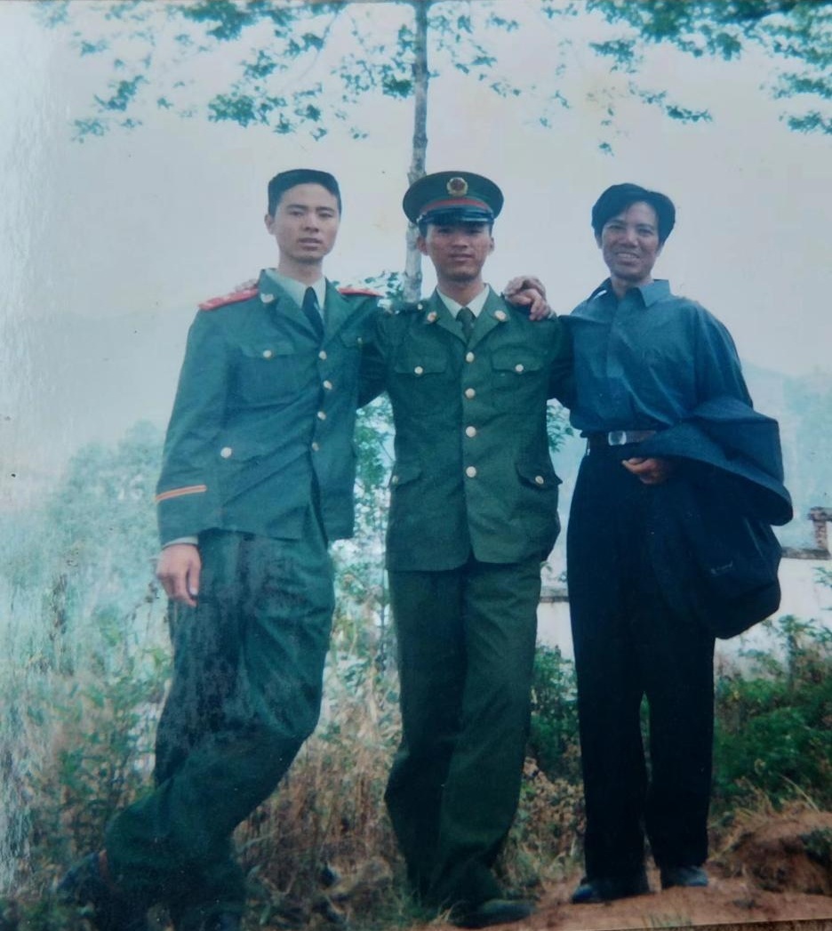 父子3人兵：董世平（右1）与昆明服役回家探亲的董传旺（左1）到保山探望服役的董传良（左2）.png?x-oss-process=style/w10