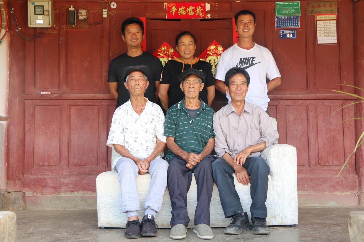 前排从左到右：董世松、董世荣、董世平；后排从左到右：董传良、董传华的妻子、董传旺.png?x-oss-process=style/w10