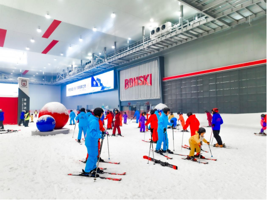 冠军开板！西北地区规模最大的室内滑雪场开门迎客_人民日报