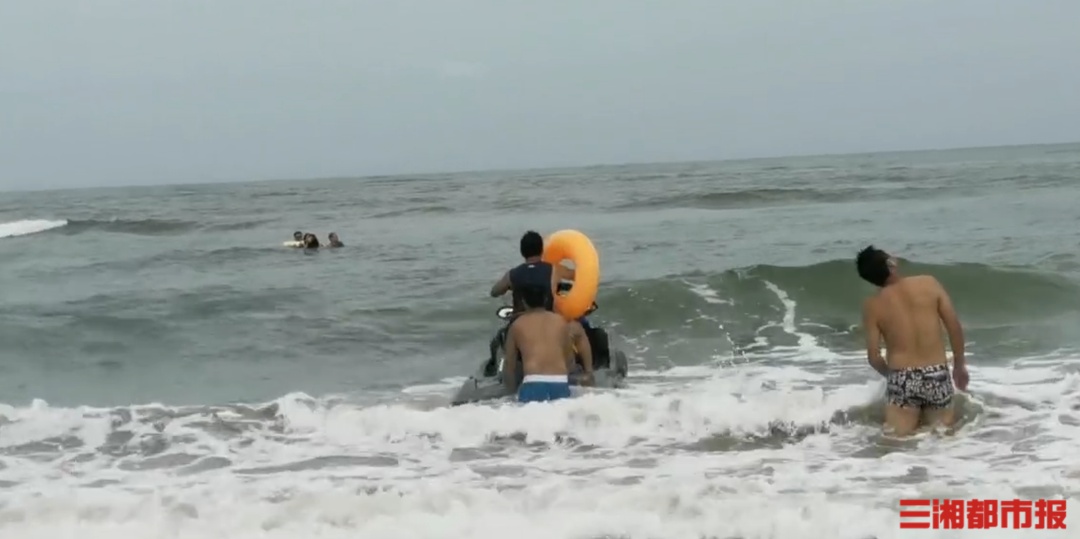 6名小伙好样的！海浪中合力救回6名溺水游客