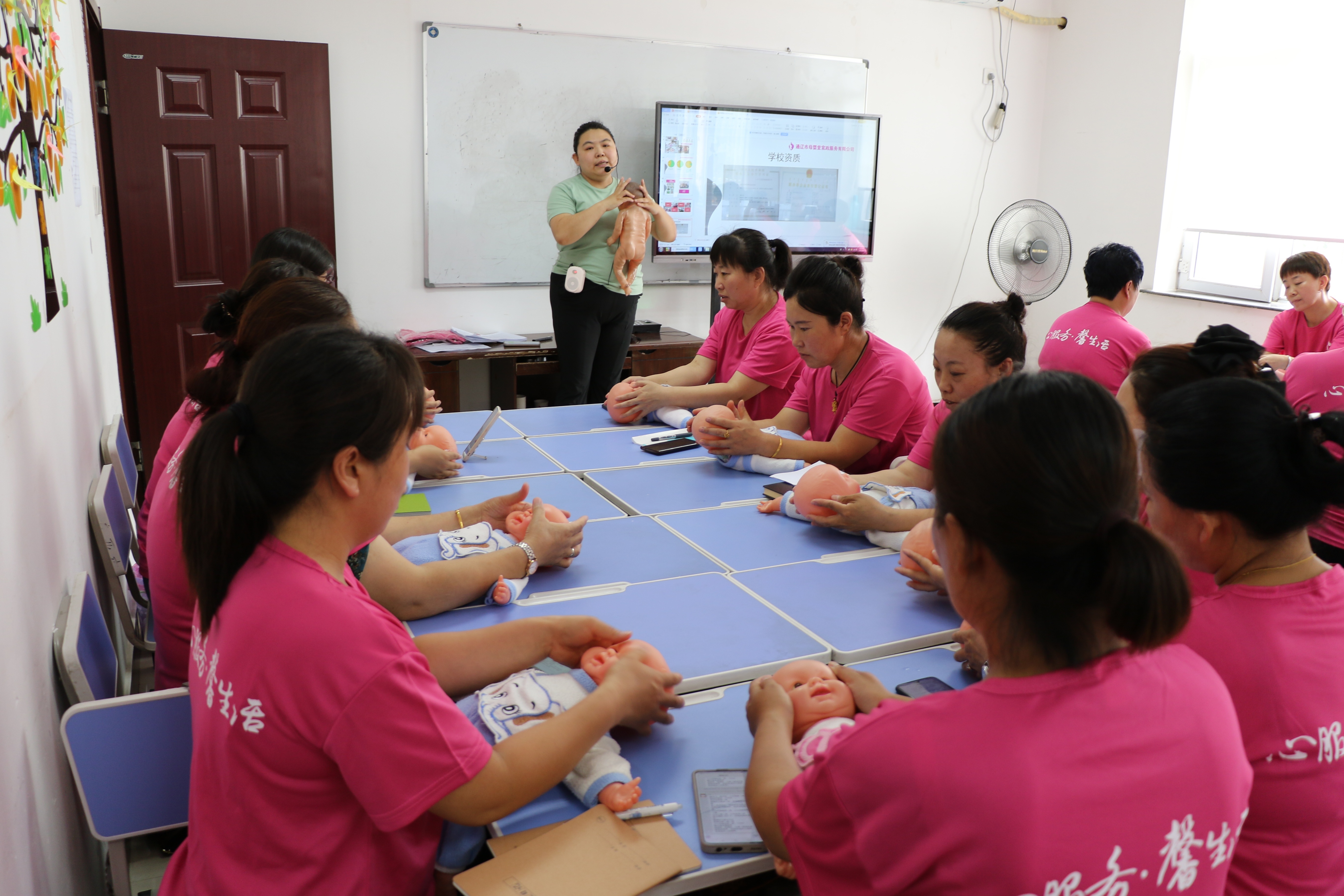 1692174719495386.jpg 侯兵正在向学员演示新生儿抚触操。摄影:包乌兰.JPG