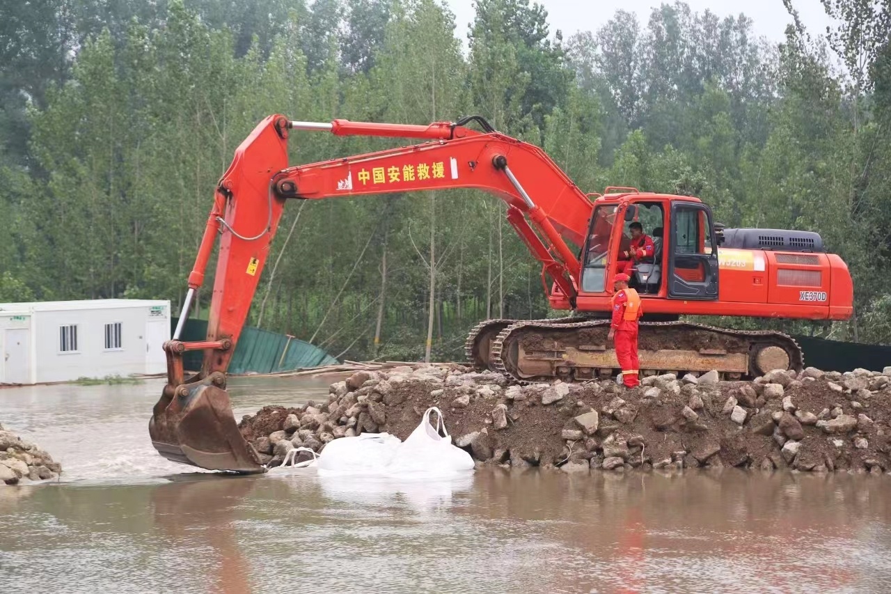 图9：白沟河漫堤险情处置现场，挖掘机正在精准投放护堤物料  摄影：聂凡迪.jpg