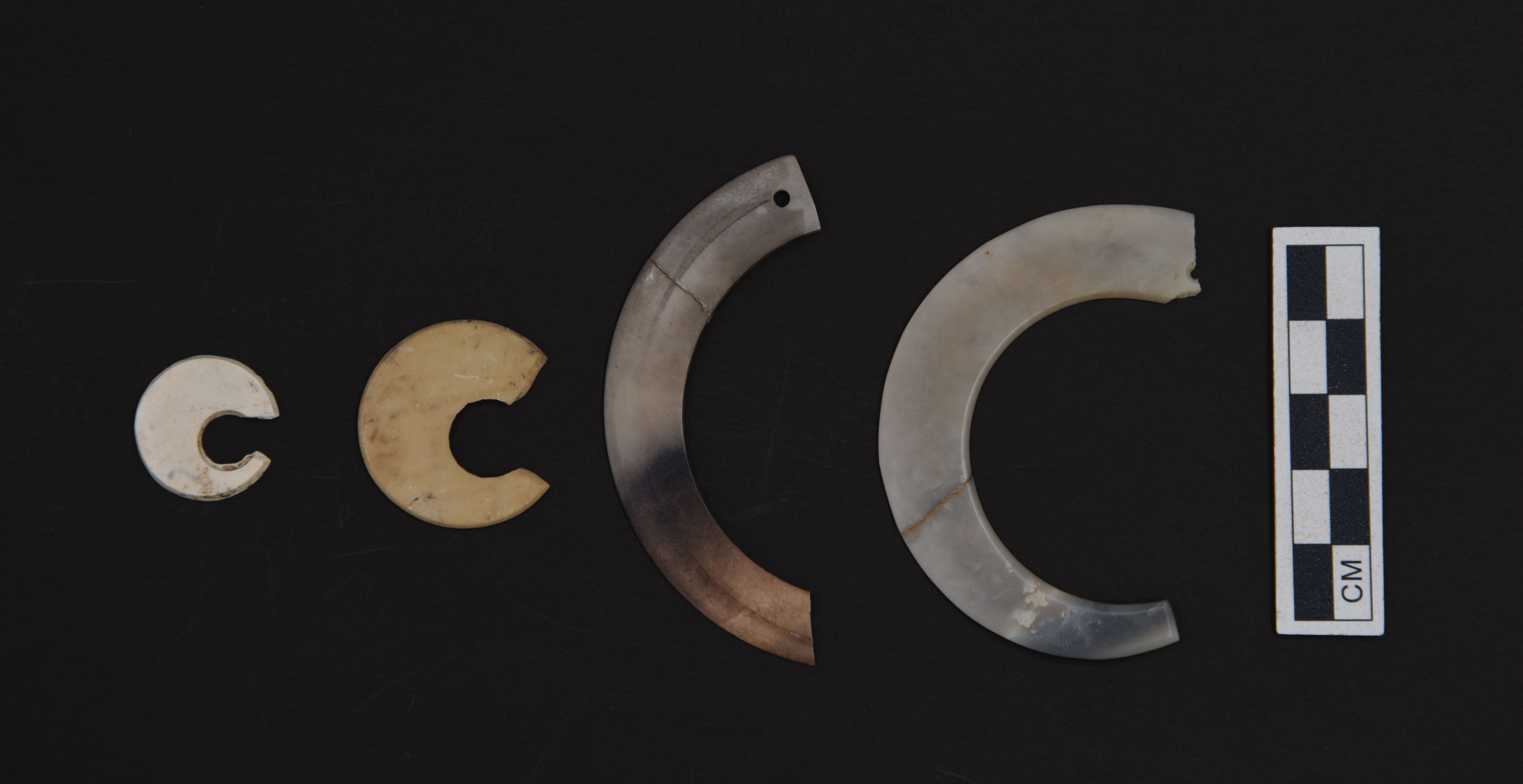 1693380787305131.jpg 【6】古城村遗址出土玉器。云南省文物考古研究所供图.jpg