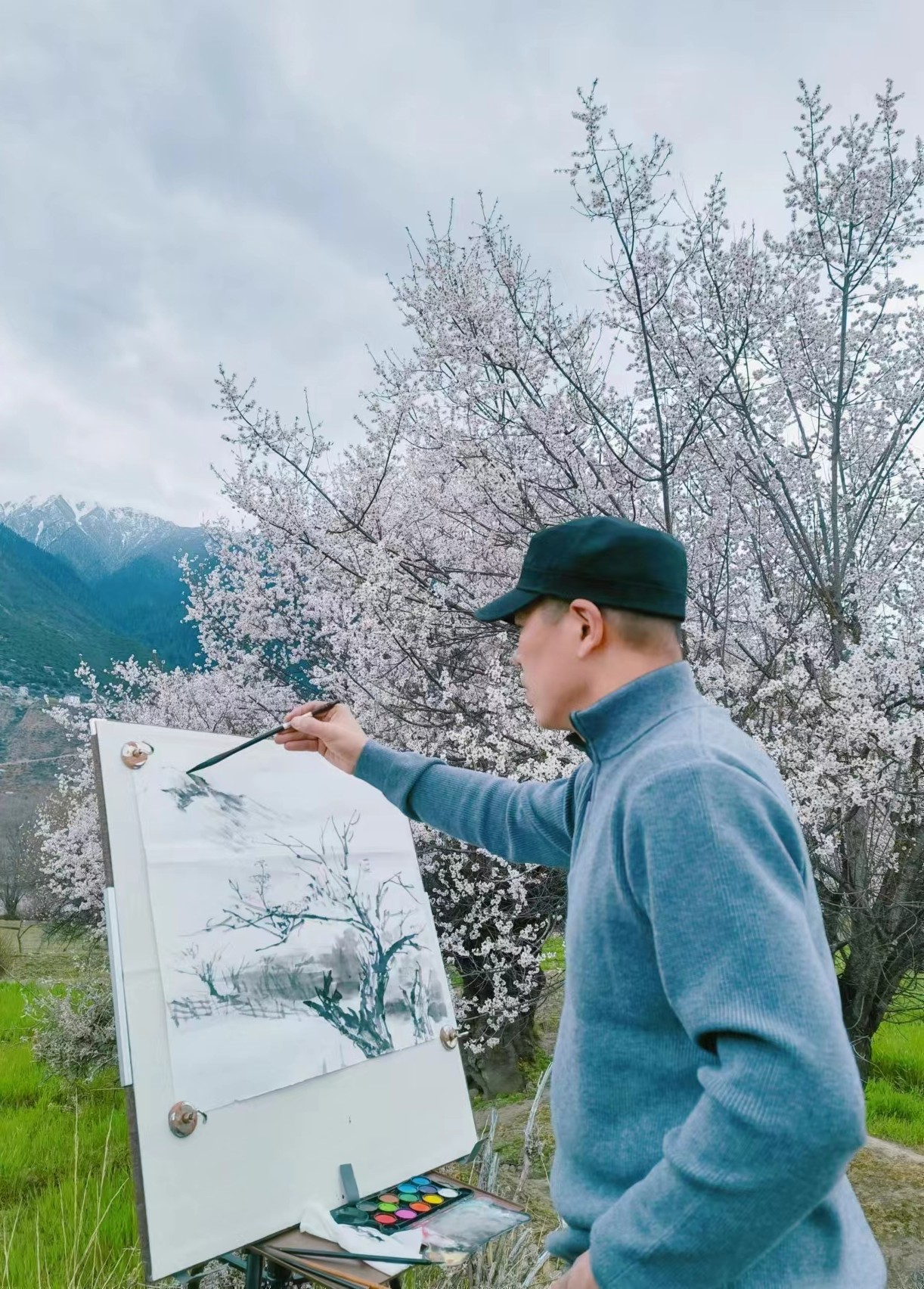 刘洋在林芝写生 刘洋供图1.jpg