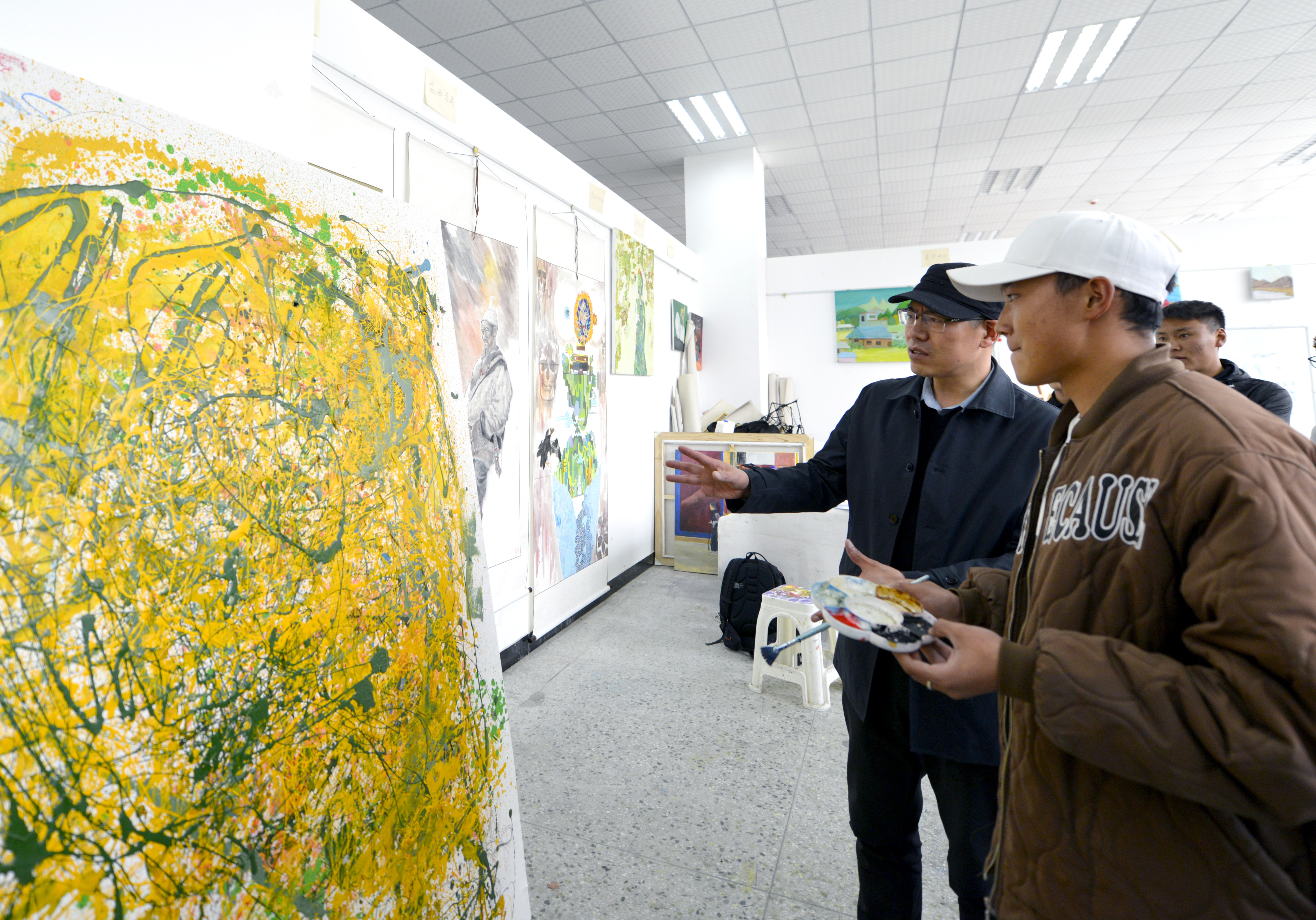 刘洋在课堂上指导学生绘画技巧 李林摄.jpg