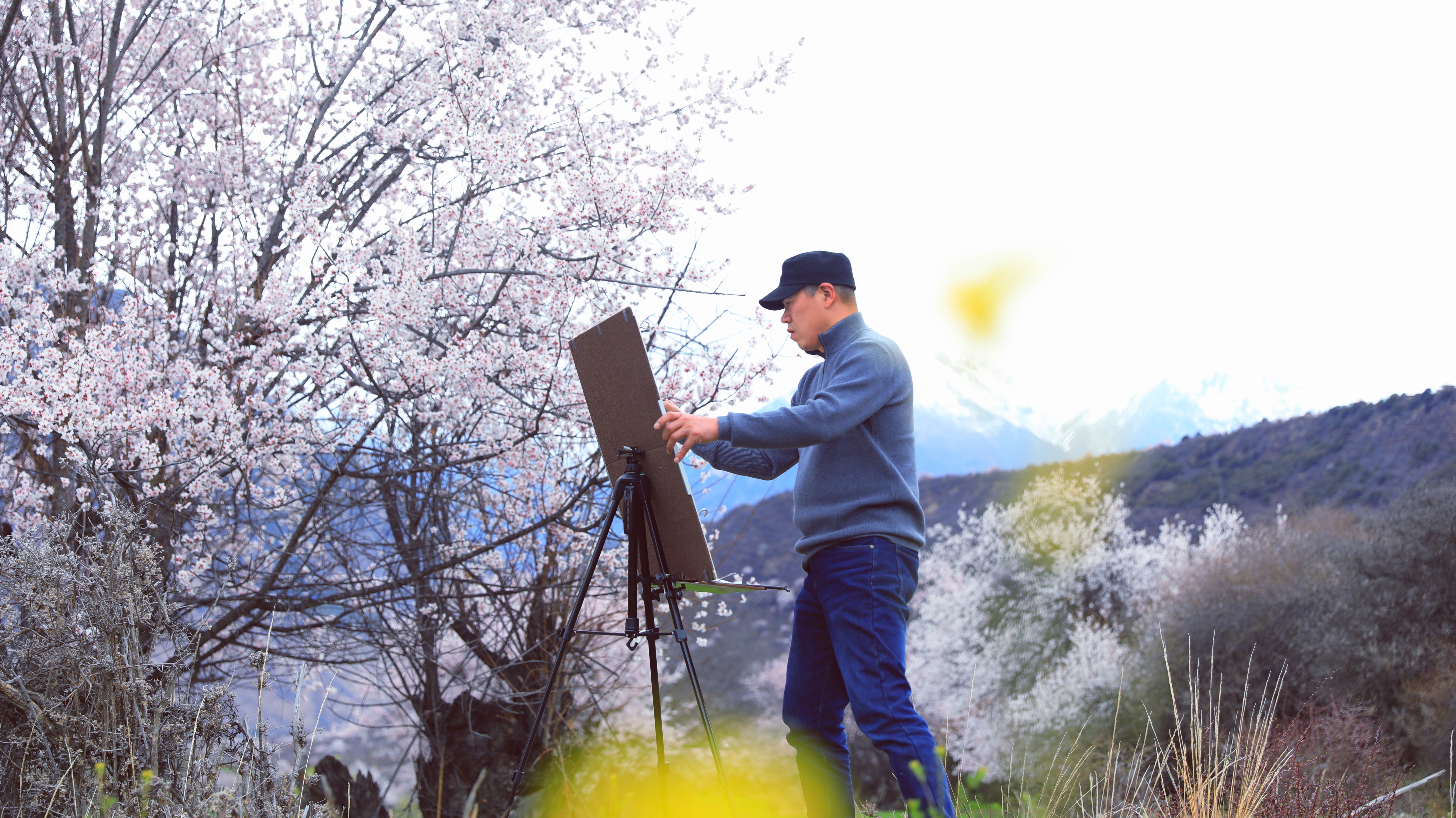刘洋在林芝写生 刘洋供图.jpg