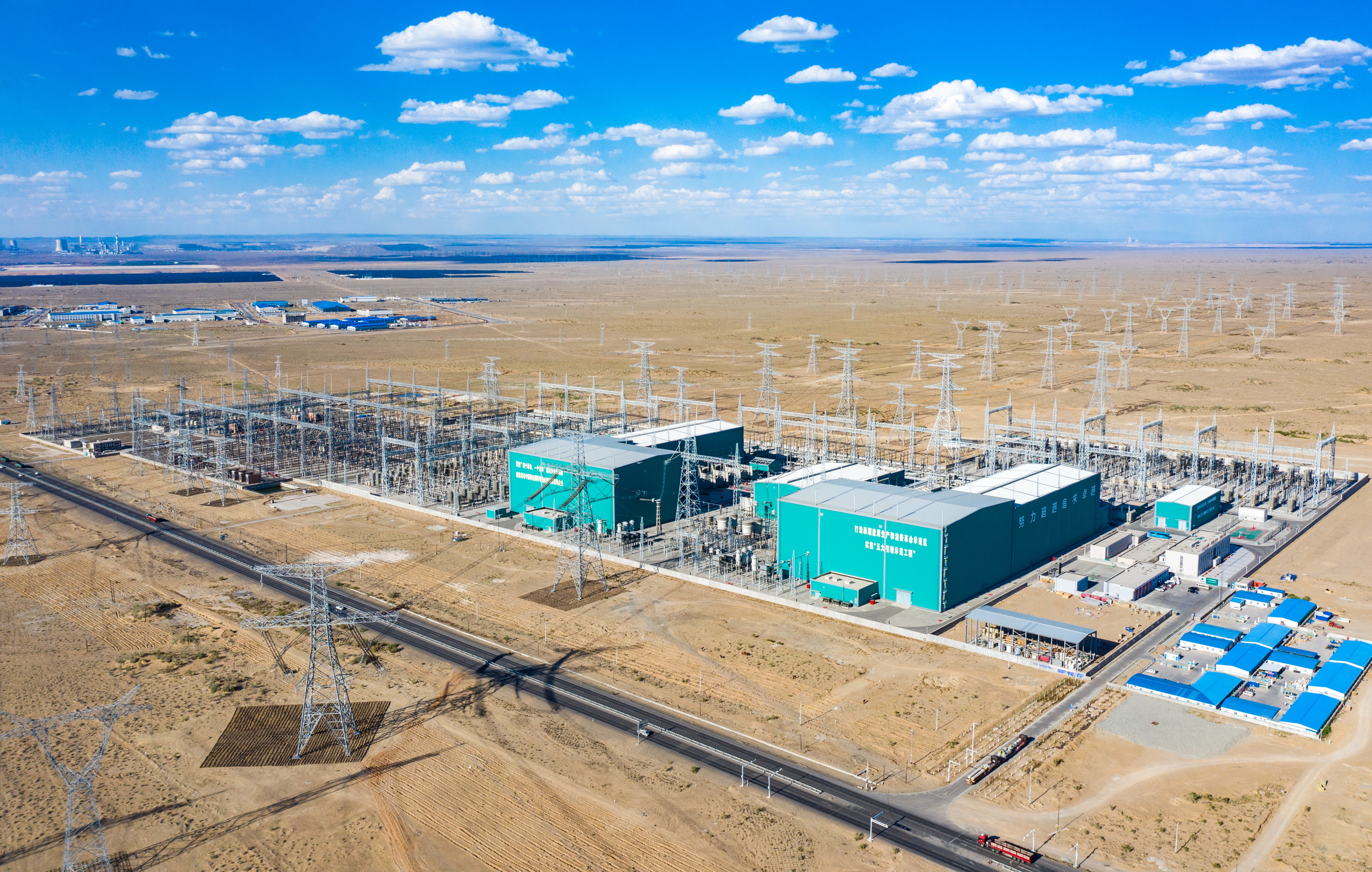 （三）：昌吉-古泉±1100kV特高压直流输电工程是新疆准东煤电基地电力大规模外送的配套工程，西起准东昌吉换流站，途经新疆、甘肃、宁夏、陕西、河南、安徽6省区，东至安徽宣城古泉换流站，是世界上电压等级最高、输电距离最长、输送容量最大、技术水平最先进的直流输电工程。 本报记者 何龙 摄.jpg