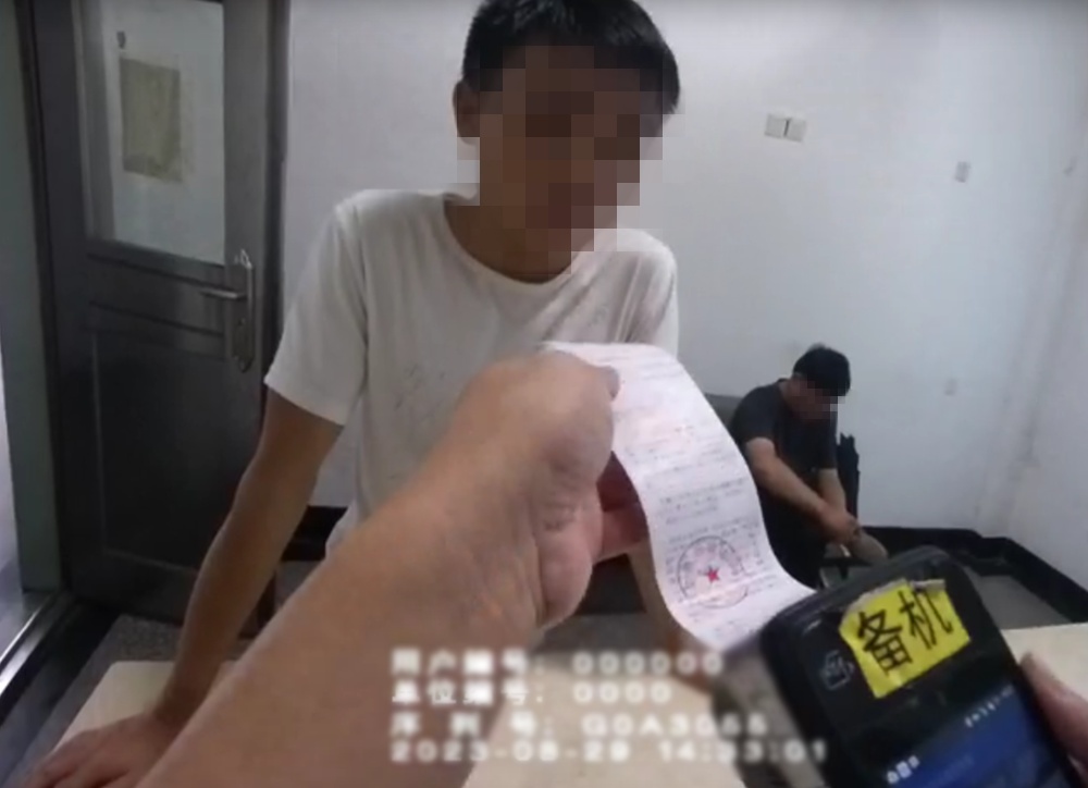 下雨天开车溅路人一身水，违法！