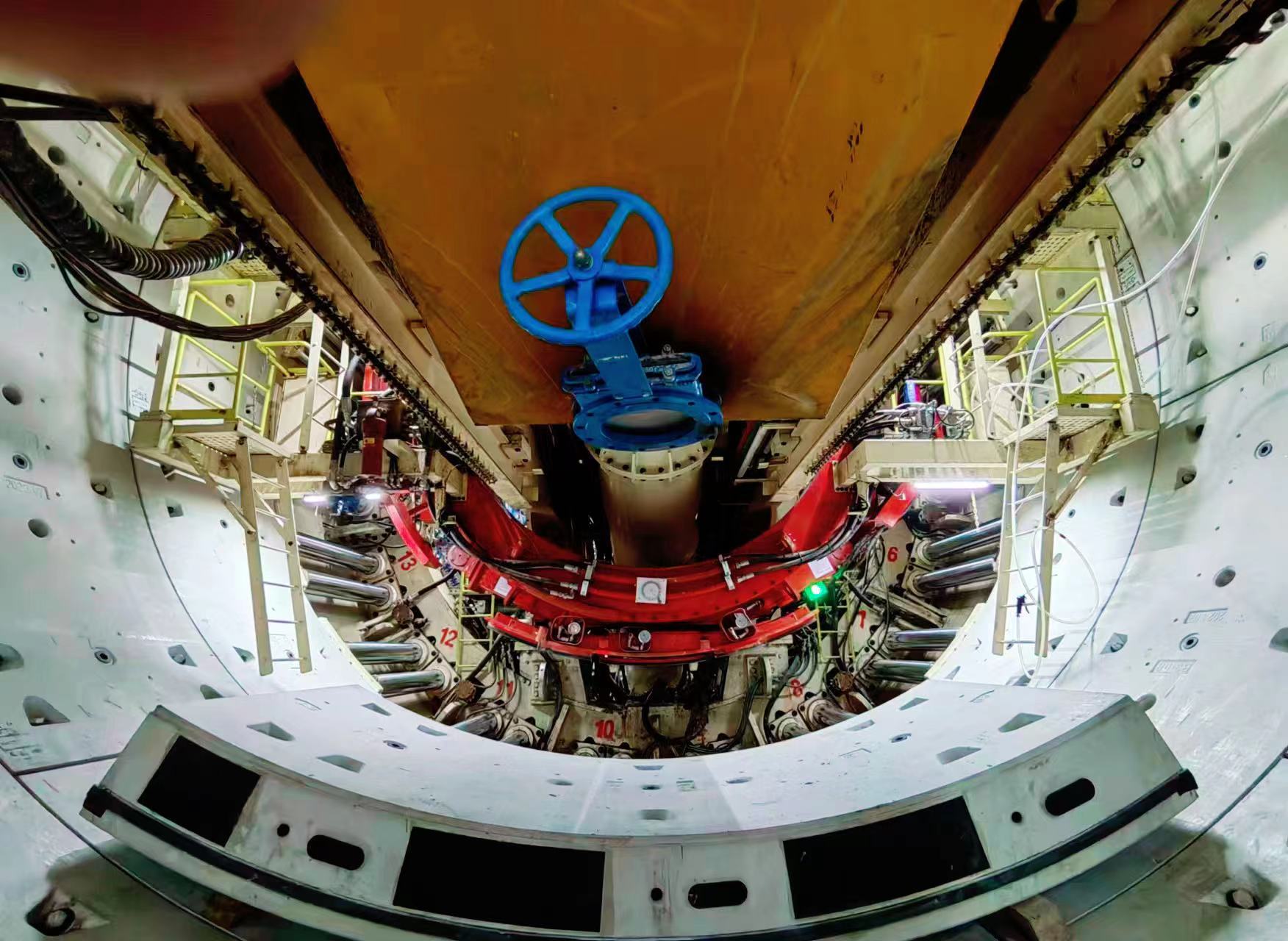 图为盾构机管片拼装区域内,盾构机掘进完成后管片卸车,准备进行管片